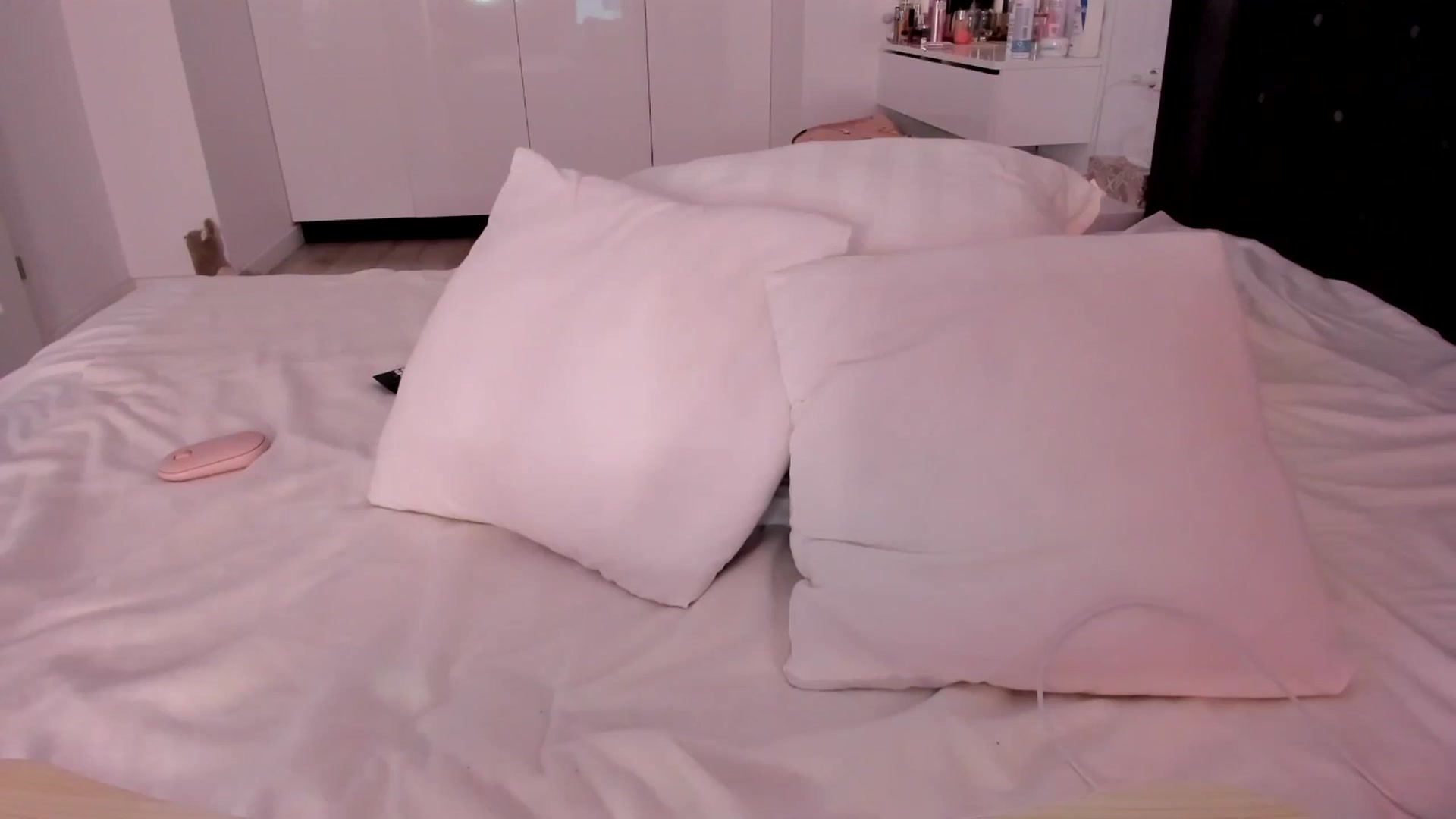 Gallery image thumbnail from Glossy_'s myfreecams stream on, 12/22/2025, 19:56 image 4 of 20