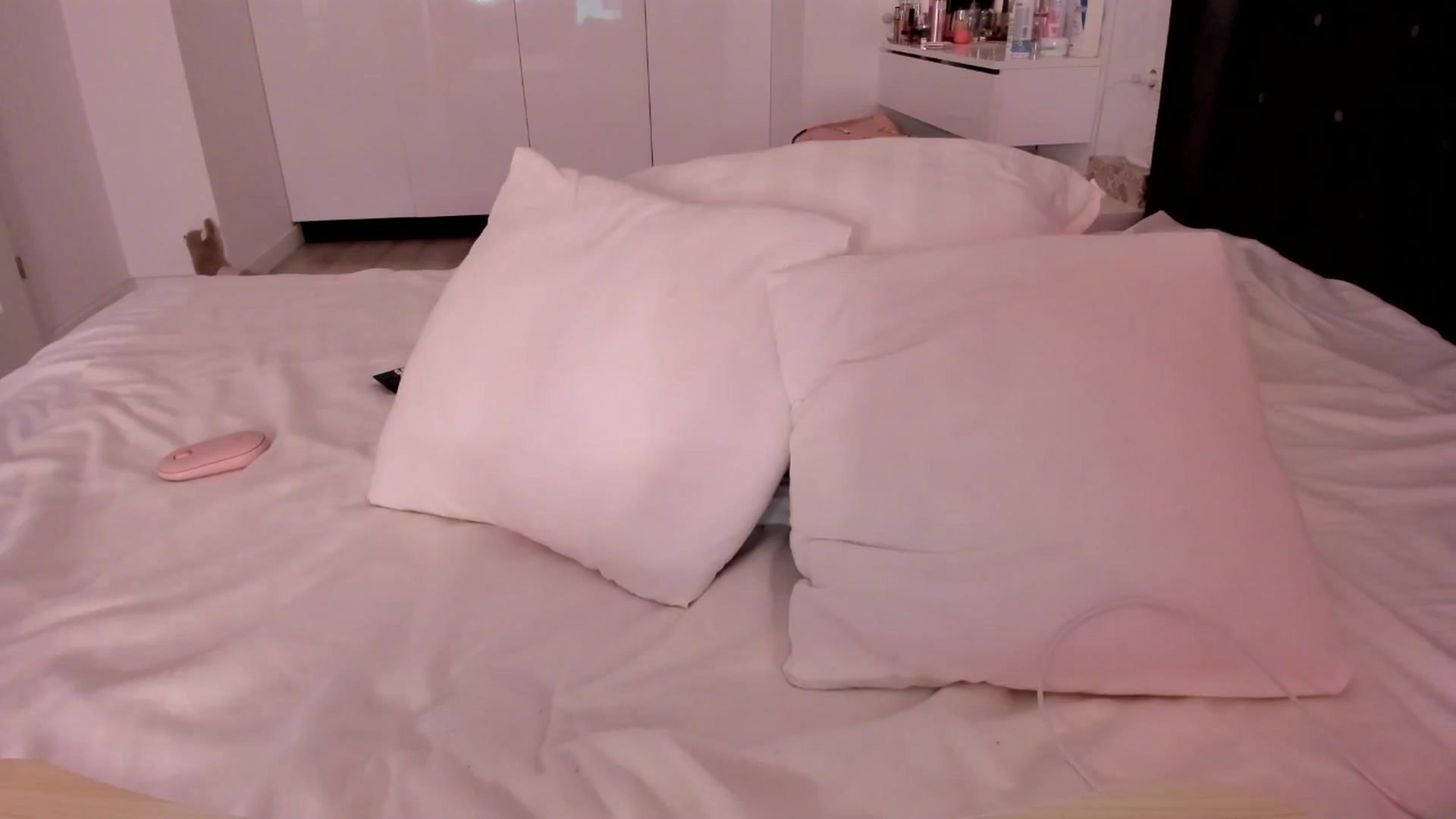 Gallery image thumbnail from Glossy_'s myfreecams stream on, 12/22/2025, 19:56 image 5 of 20