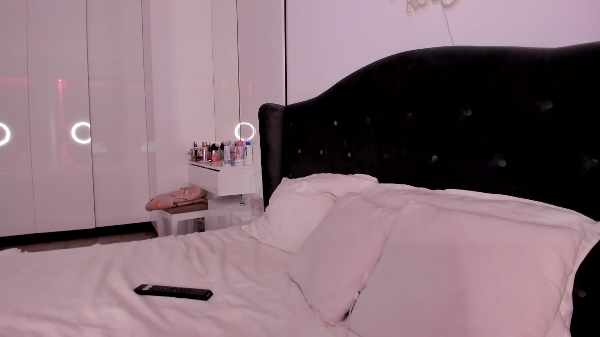 Gallery image thumbnail from Glossy_'s myfreecams stream on, 12/22/2025, 19:56 image 19 of 20