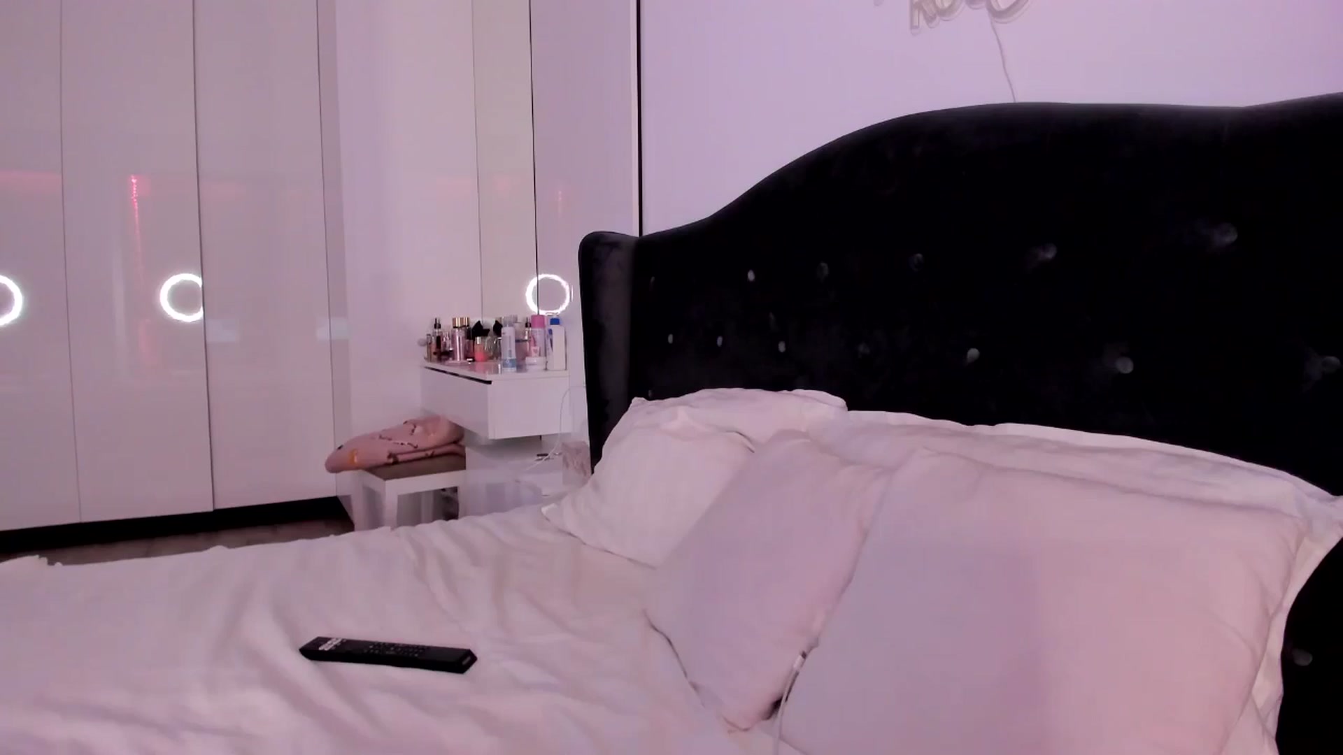 Gallery image thumbnail from Glossy_'s myfreecams stream on, 12/22/2025, 19:56 image 7 of 20