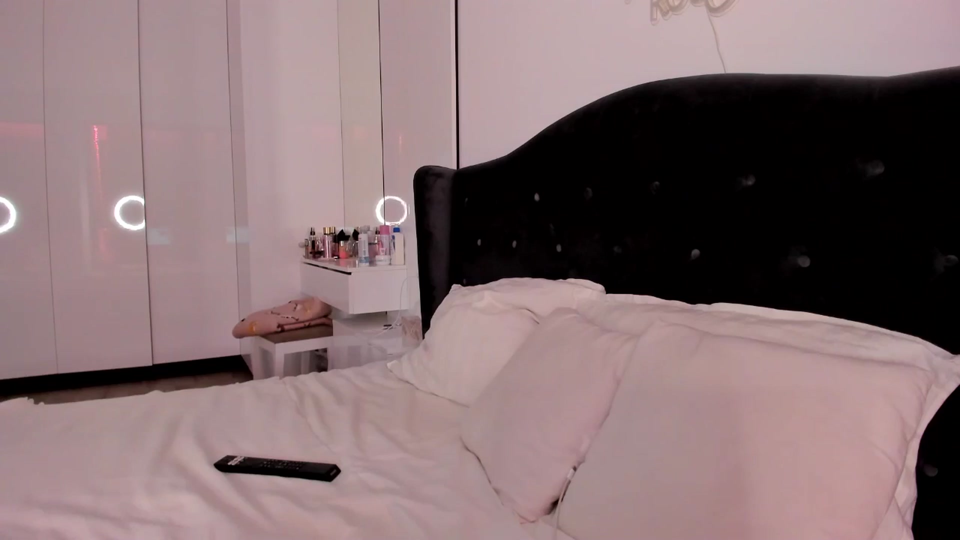 Gallery image thumbnail from Glossy_'s myfreecams stream on, 12/22/2025, 19:56 image 20 of 20
