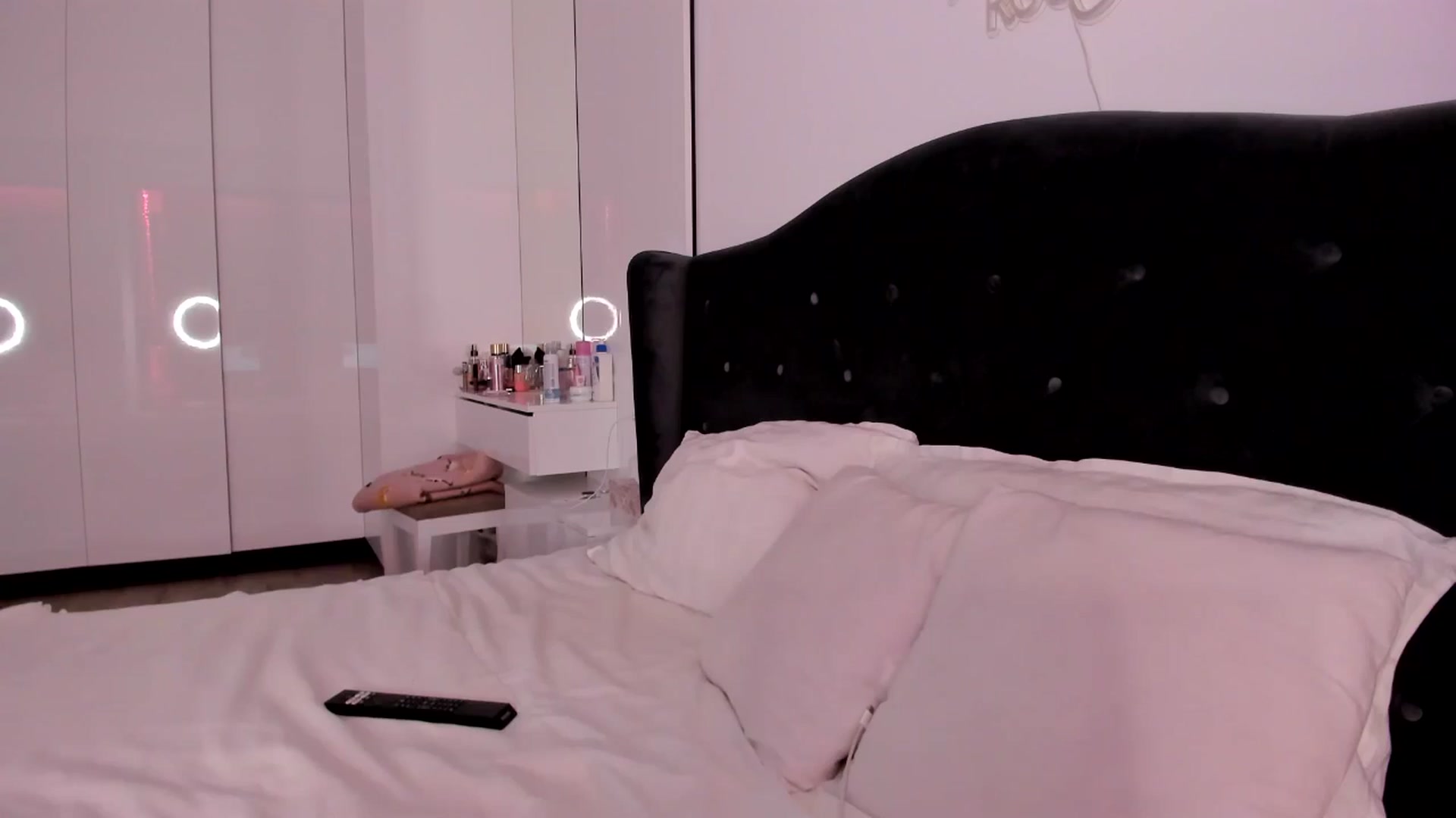 Gallery image thumbnail from Glossy_'s myfreecams stream on, 12/22/2025, 19:56 image 13 of 20