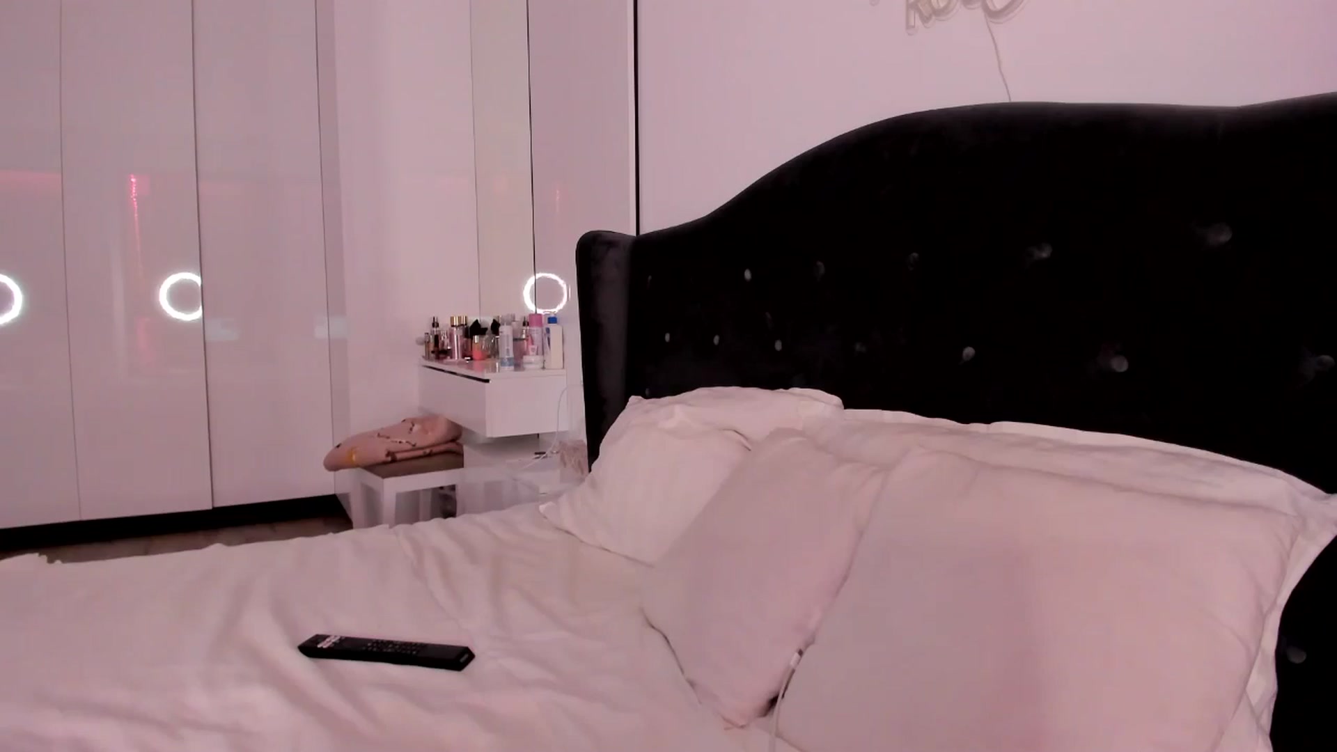 Gallery image thumbnail from Glossy_'s myfreecams stream on, 12/22/2025, 19:56 image 8 of 20