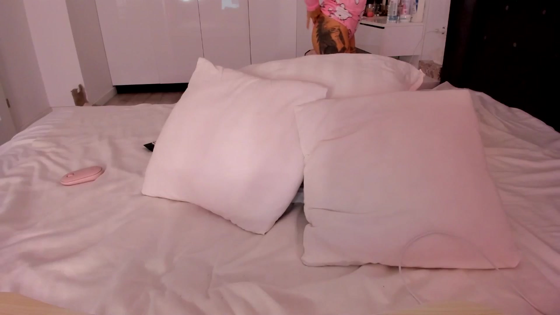 Gallery image thumbnail from Glossy_'s myfreecams stream on, 12/22/2025, 19:56 image 3 of 20