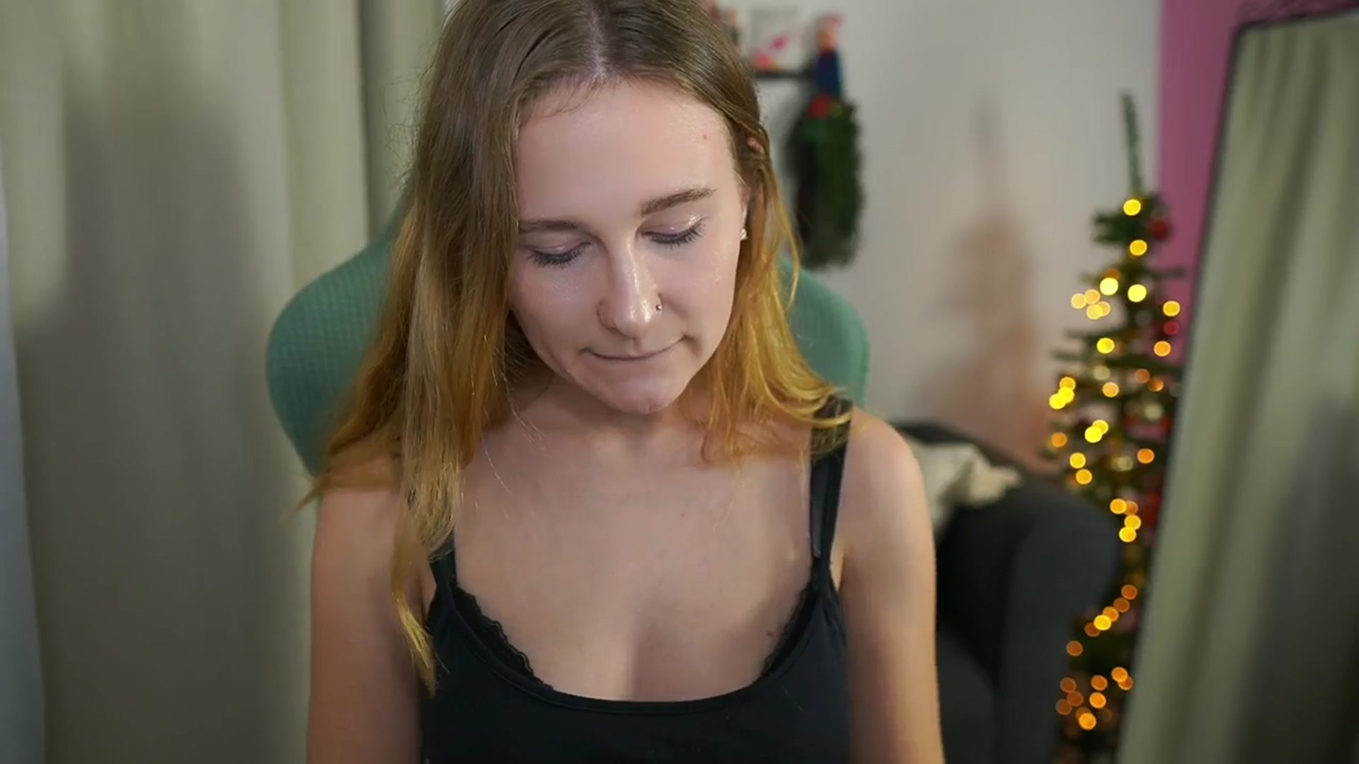 Gallery image thumbnail from Glossy_babe_'s myfreecams stream on, 12/08/2025, 22:30 image 15 of 20