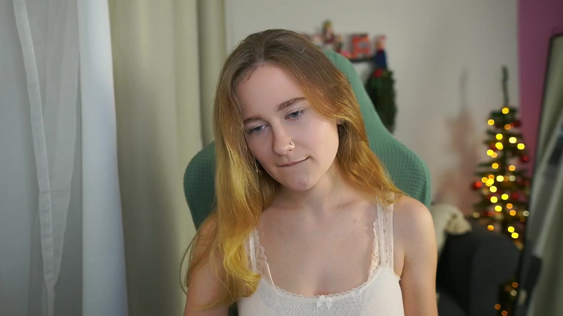 Gallery image thumbnail from Glossy_babe_'s myfreecams stream on, 12/23/2025, 10:27 image 17 of 20