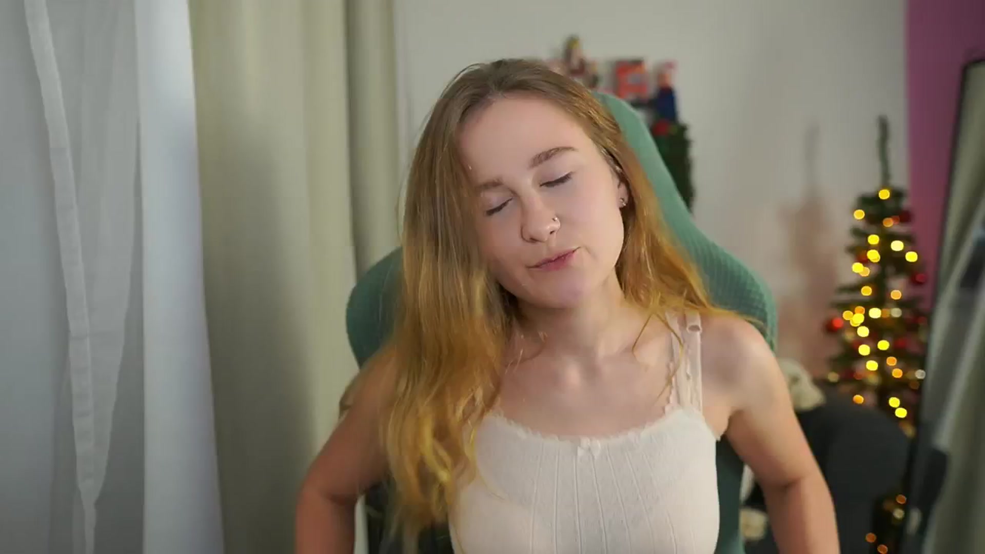 Gallery image thumbnail from Glossy_babe_'s myfreecams stream on, 12/23/2025, 10:27 image 6 of 20