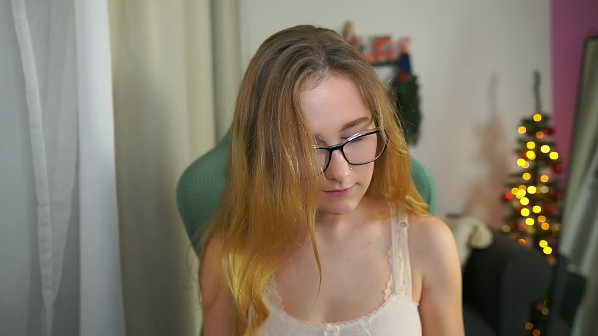 Gallery image thumbnail from Glossy_babe_'s myfreecams stream on, 12/23/2025, 13:09 image 12 of 20