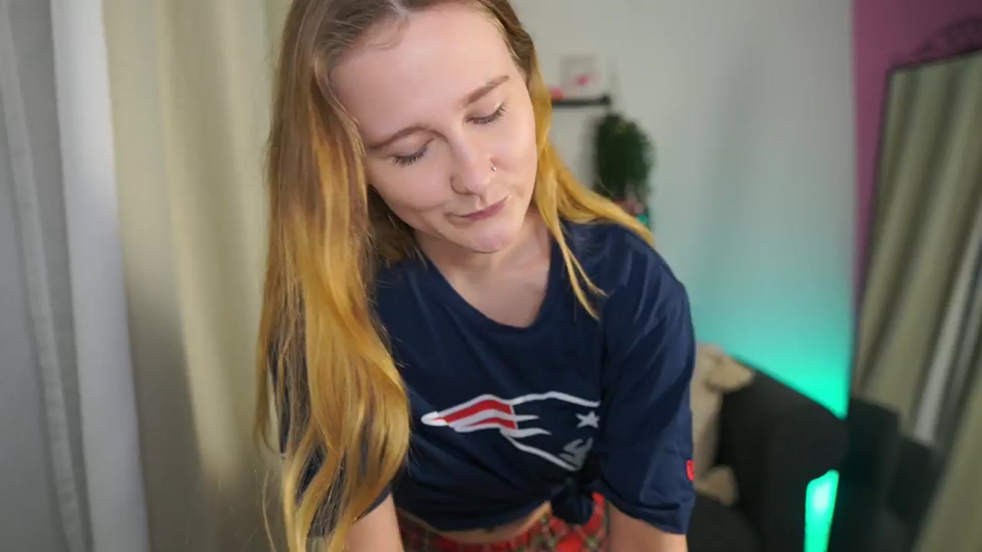 Gallery image thumbnail from Glossy_babe_'s myfreecams stream on, 02/08/2026, 10:23 image 8 of 20