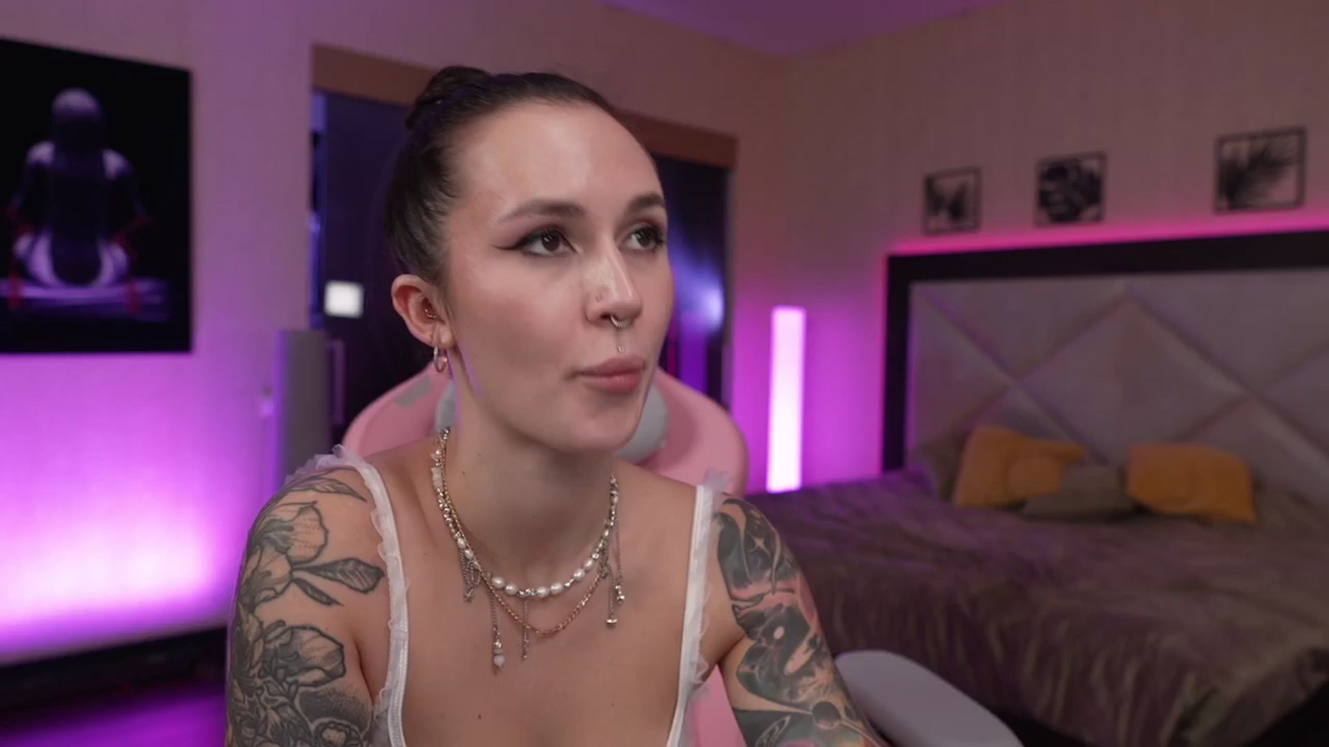 Gallery image thumbnail from GoGoDr3am's myfreecams stream on, 10/22/2025, 01:53 image 12 of 20
