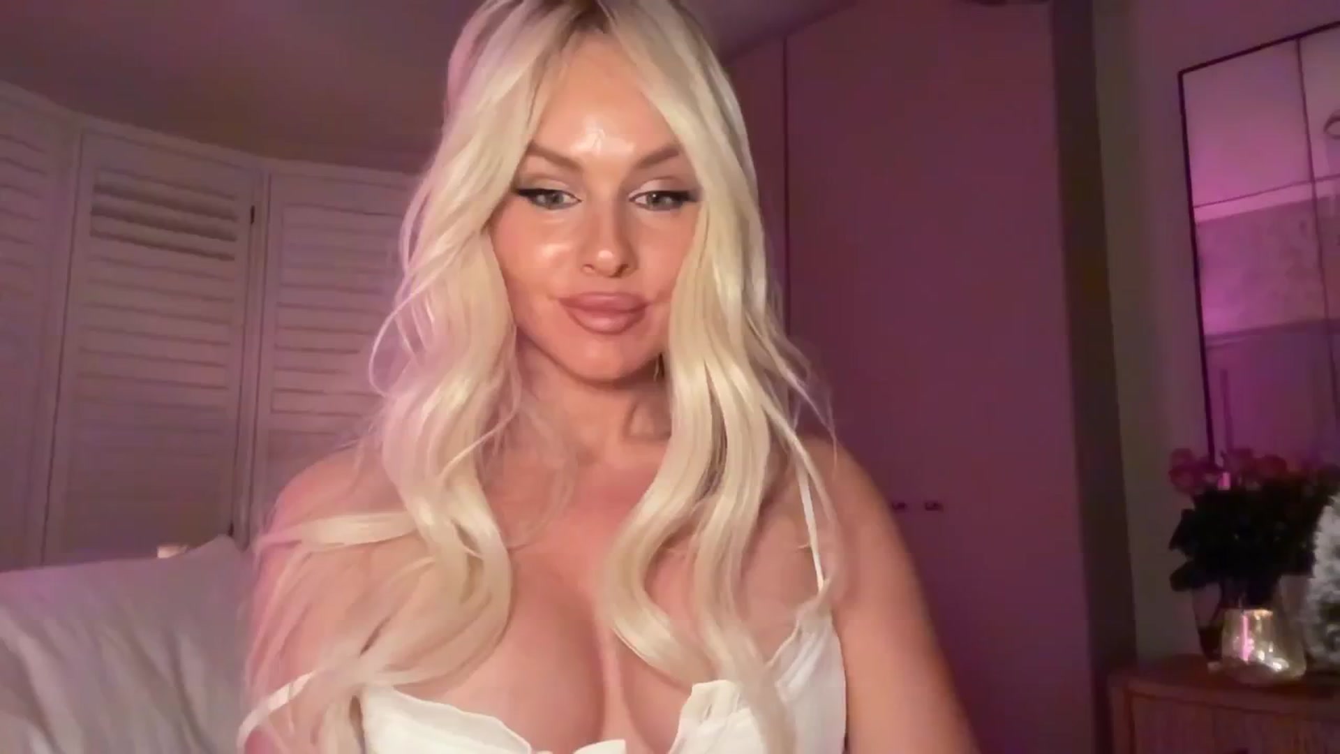 Gallery image thumbnail from GoddessHardy's myfreecams stream on, 04/19/2025, 24:47 image 10 of 20