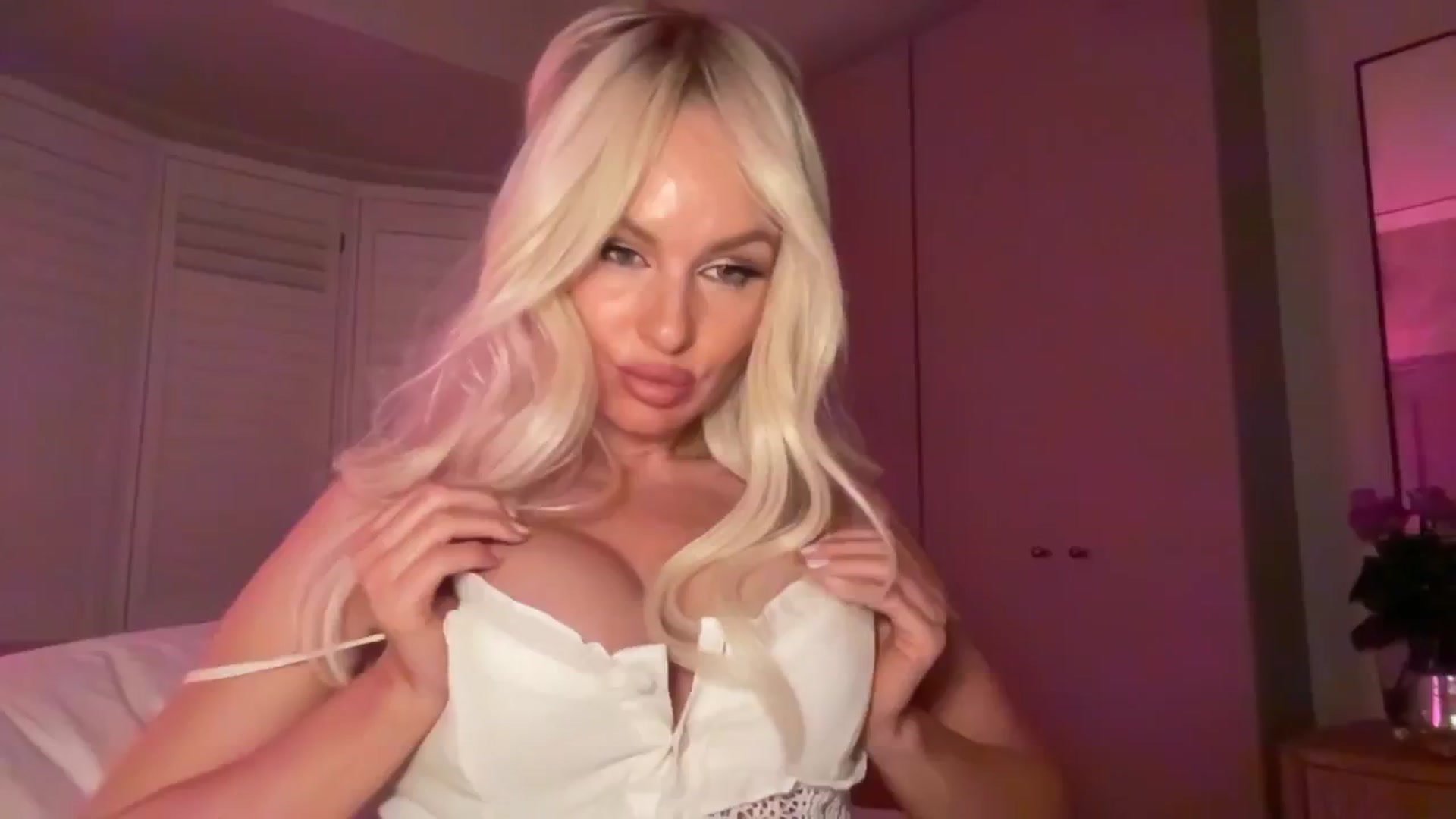 Gallery image thumbnail from GoddessHardy's myfreecams stream on, 04/19/2025, 01:54 image 12 of 20