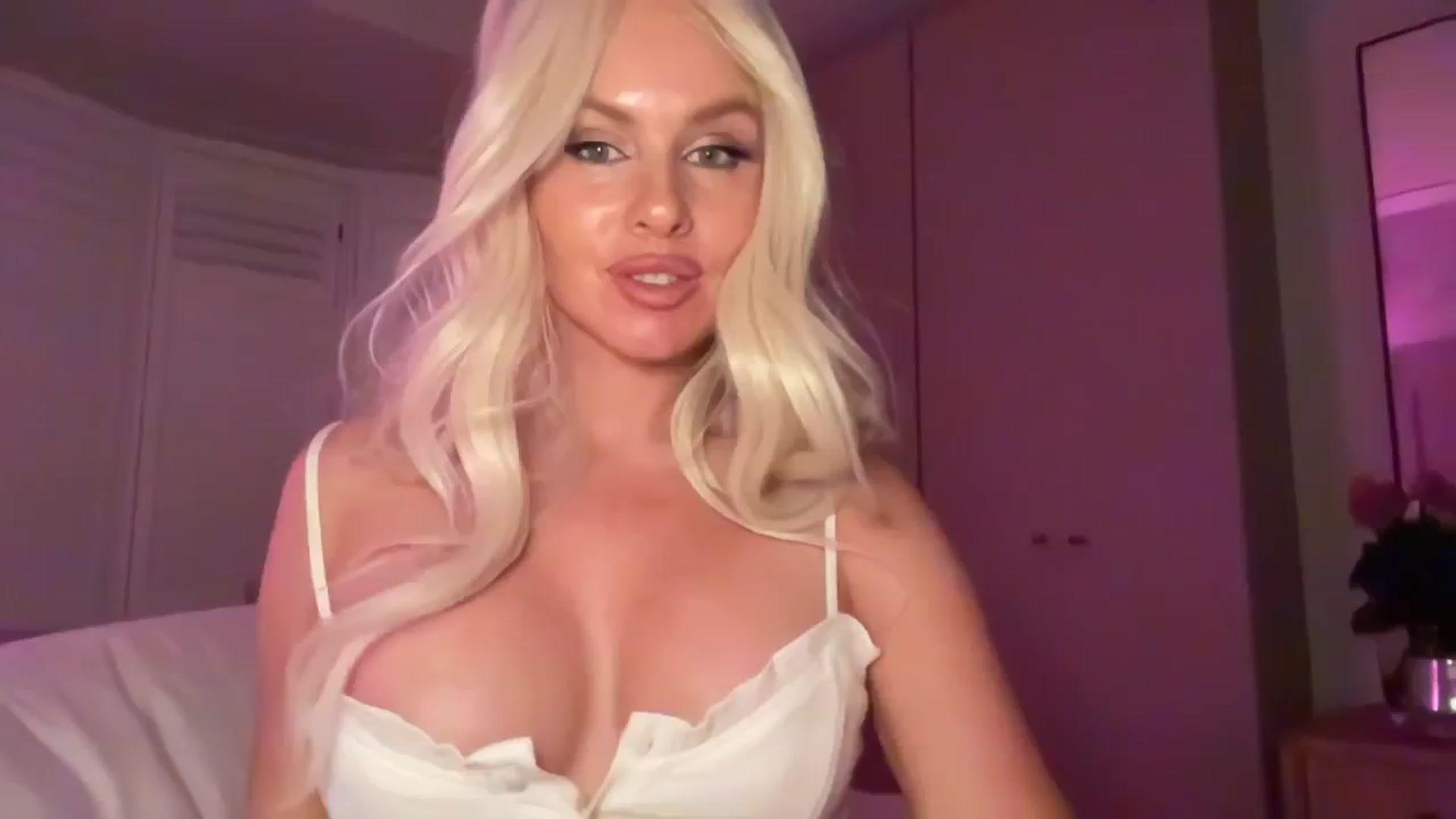 Gallery image thumbnail from GoddessHardy's myfreecams stream on, 04/19/2025, 01:54 image 11 of 20