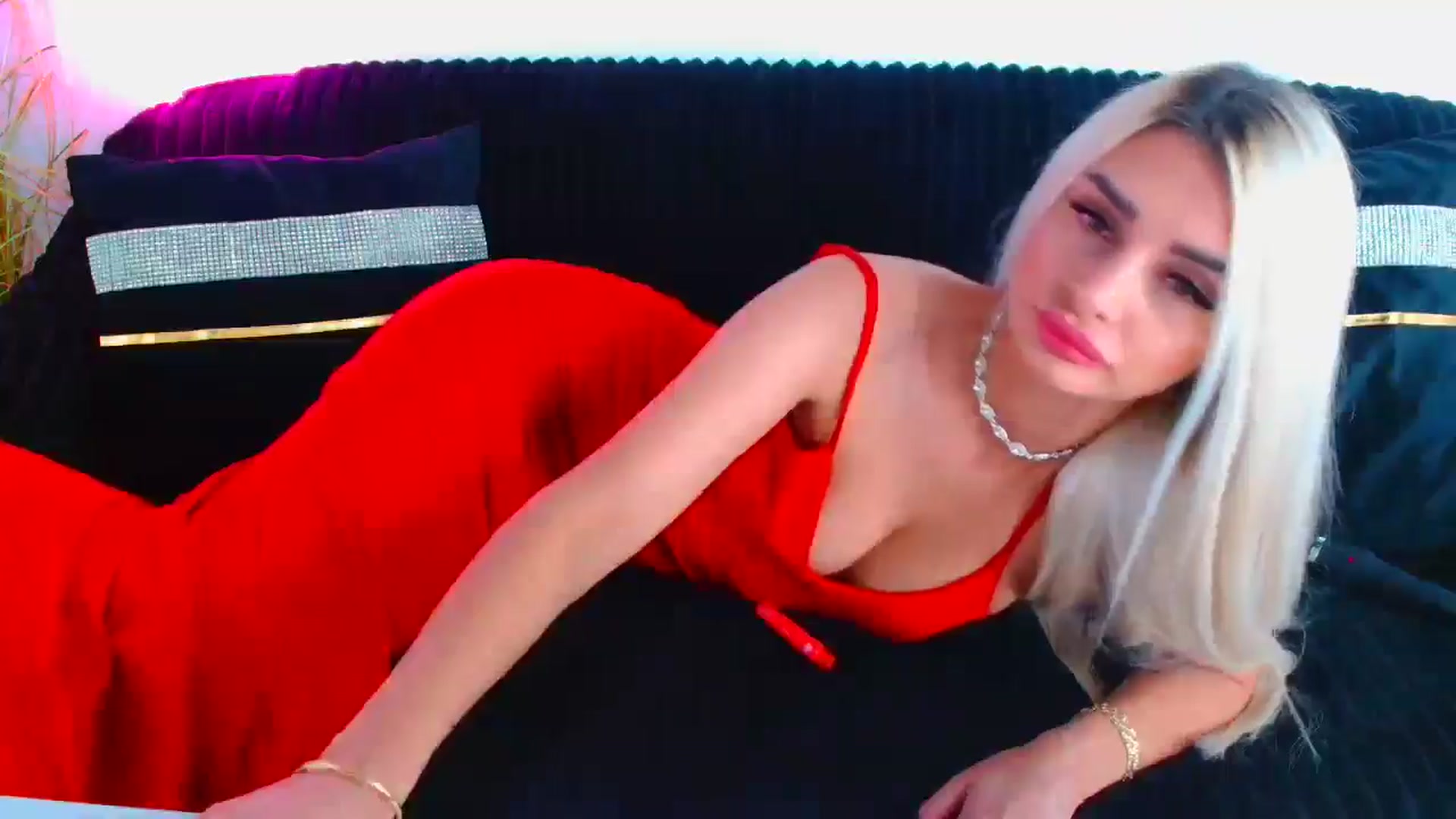 Gallery image thumbnail from GoddessKiarra's myfreecams stream on, 10/19/2024, 19:22 image 5 of 20