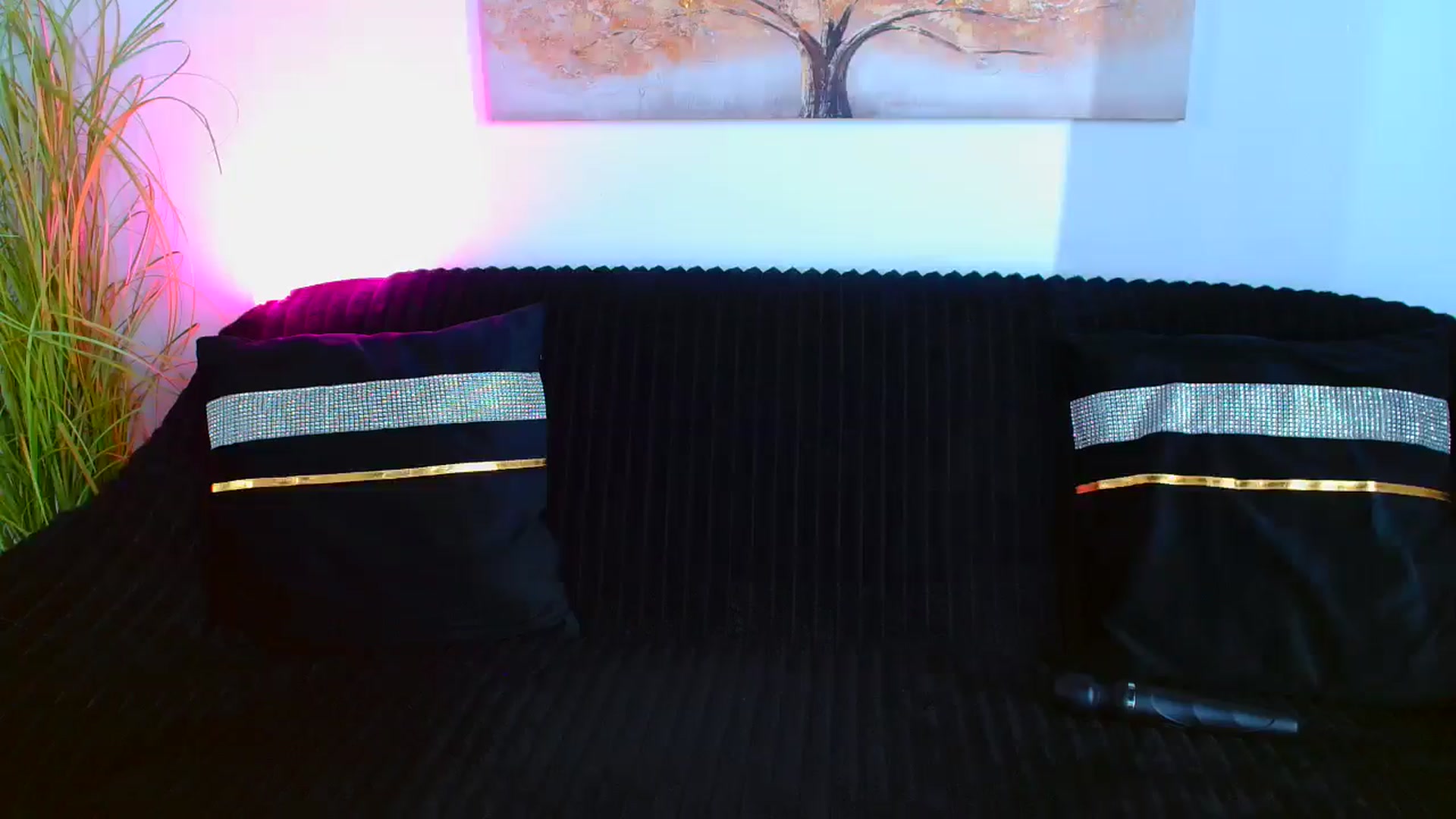 Gallery image thumbnail from GoddessKiarra's myfreecams stream on, 10/19/2024, 19:22 image 1 of 20