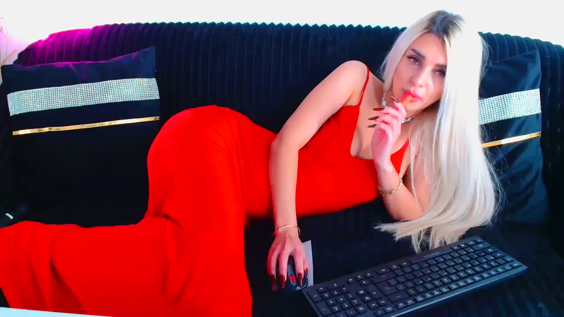 Gallery image thumbnail from GoddessKiarra's myfreecams stream on, 10/19/2024, 19:45 image 3 of 20
