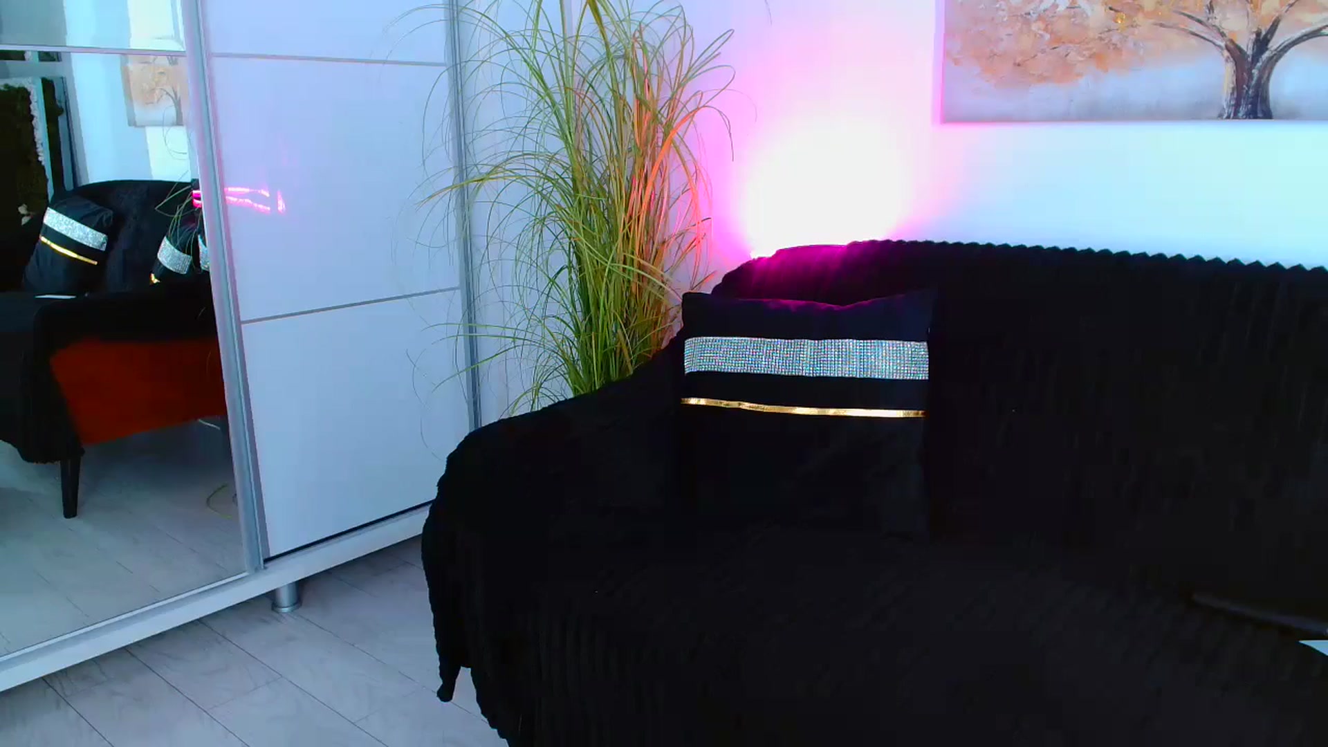 Gallery image thumbnail from GoddessKiarra's myfreecams stream on, 10/19/2024, 22:44 image 3 of 20