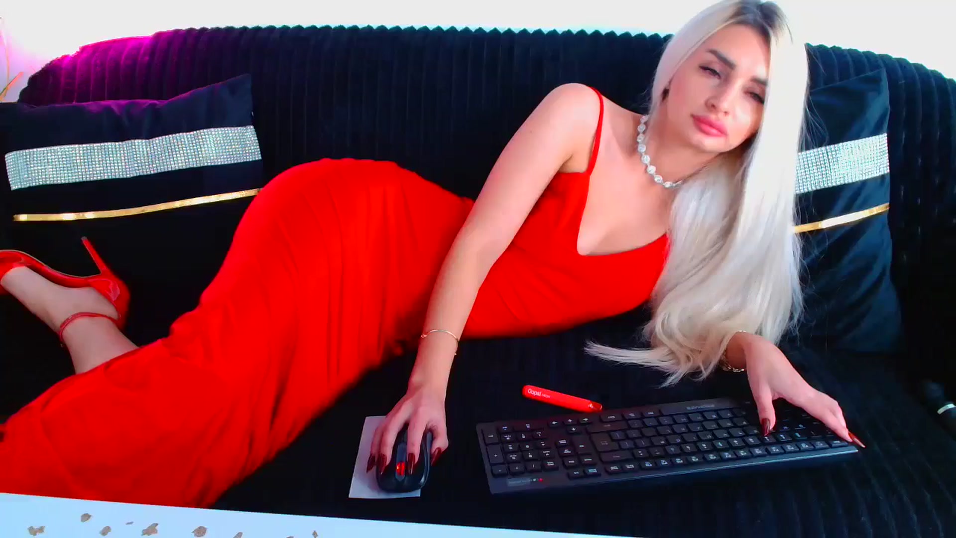 Gallery image thumbnail from GoddessKiarra's myfreecams stream on, 10/19/2024, 22:44 image 10 of 20