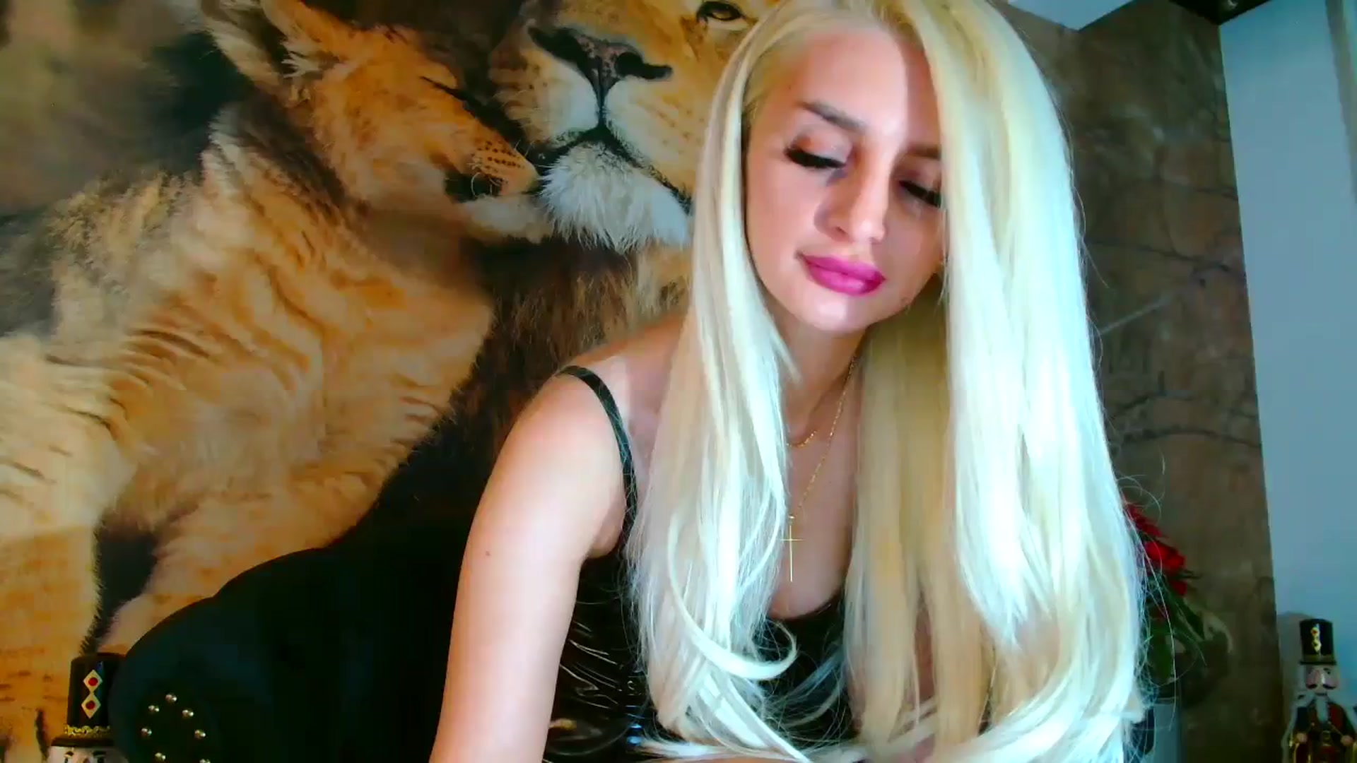 Gallery image thumbnail from GoddessKiarra's myfreecams stream on, 12/18/2024, 15:21 image 4 of 20