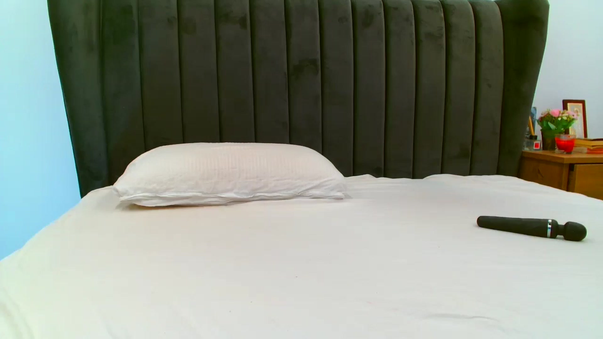 Gallery image thumbnail from GoddessKiarra's myfreecams stream on, 12/18/2024, 17:00 image 5 of 20