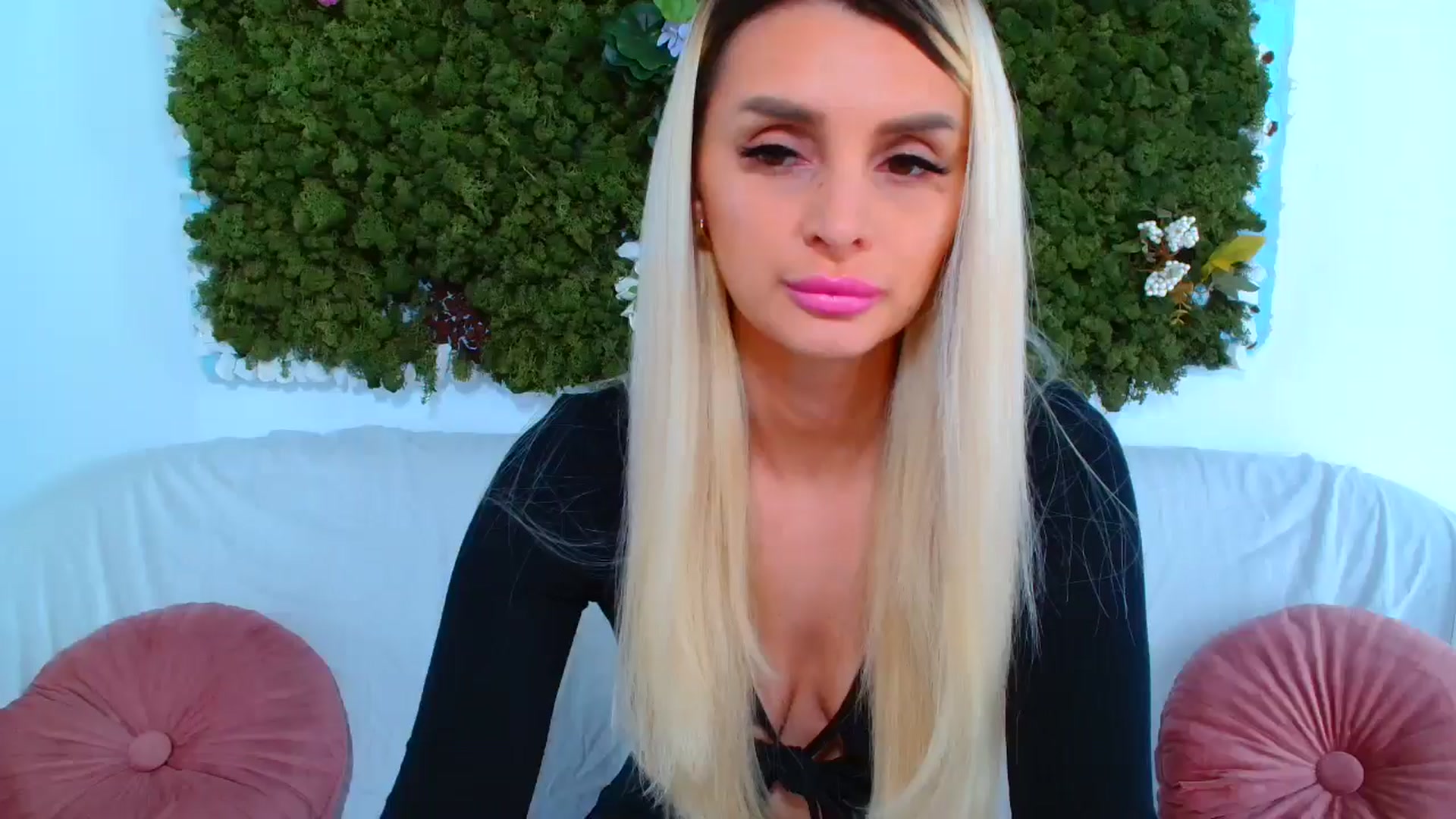 Gallery image thumbnail from GoddessKiarra's myfreecams stream on, 11/20/2025, 21:35 image 1 of 20