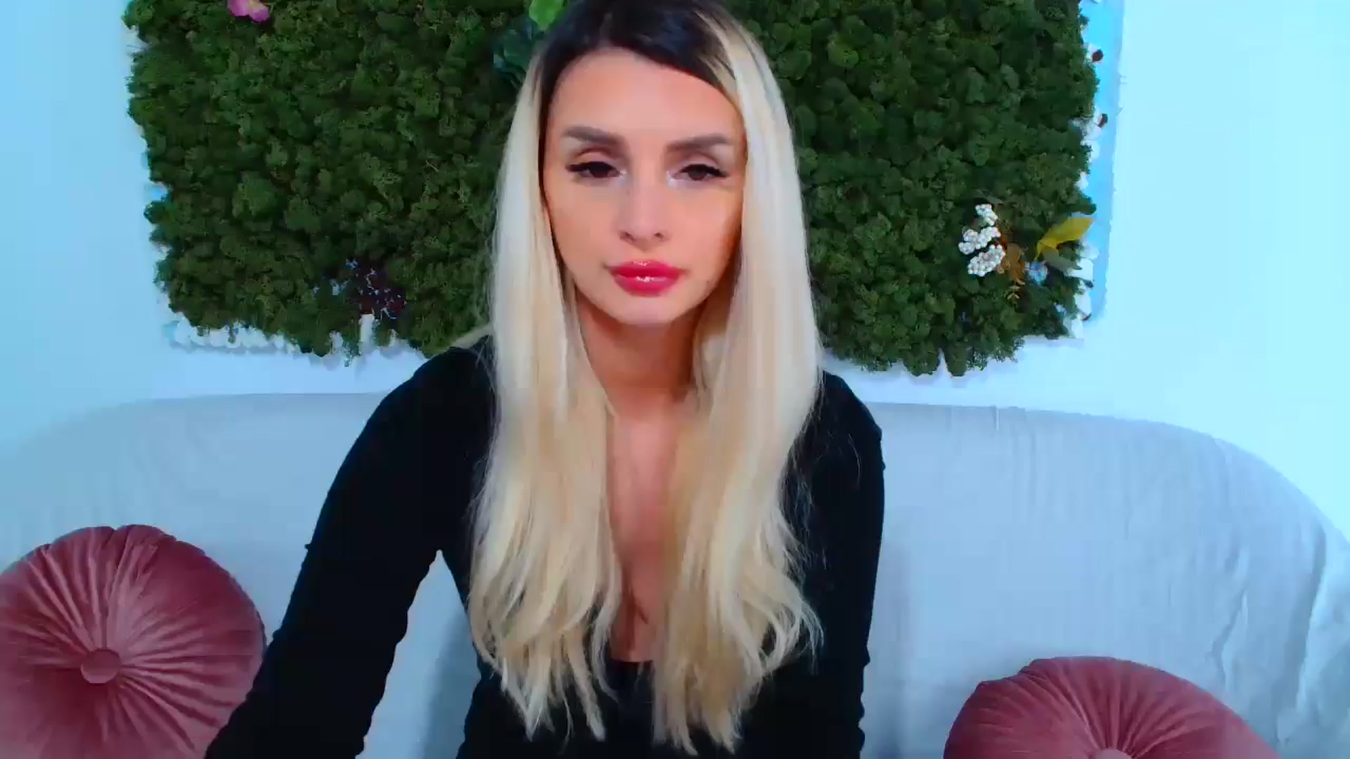 Gallery image thumbnail from GoddessKiarra's myfreecams stream on, 11/24/2025, 20:20 image 1 of 20