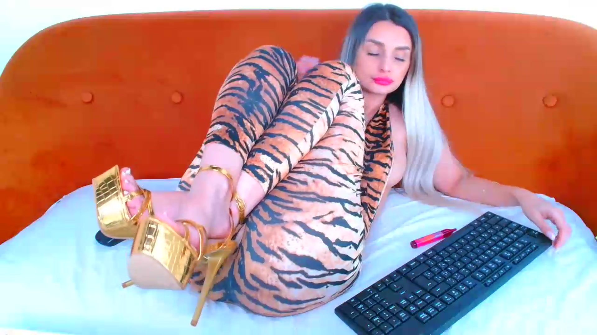Gallery image thumbnail from GoddessKiarra's myfreecams stream on, 08/19/2026, 22:38 image 5 of 20