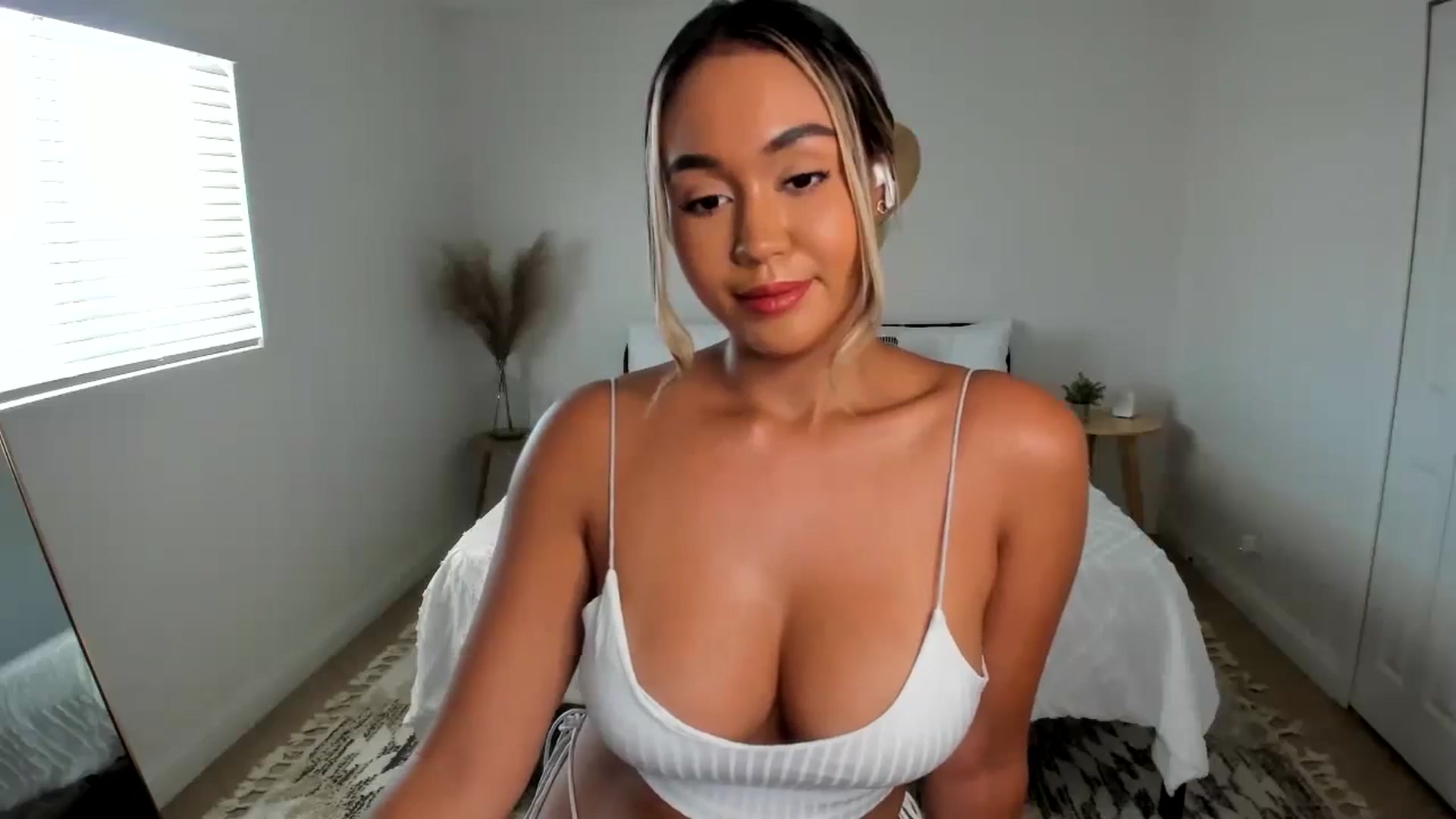 Gallery image thumbnail from Goddess_Jaz's myfreecams stream on, 09/22/2024, 21:41 image 7 of 20