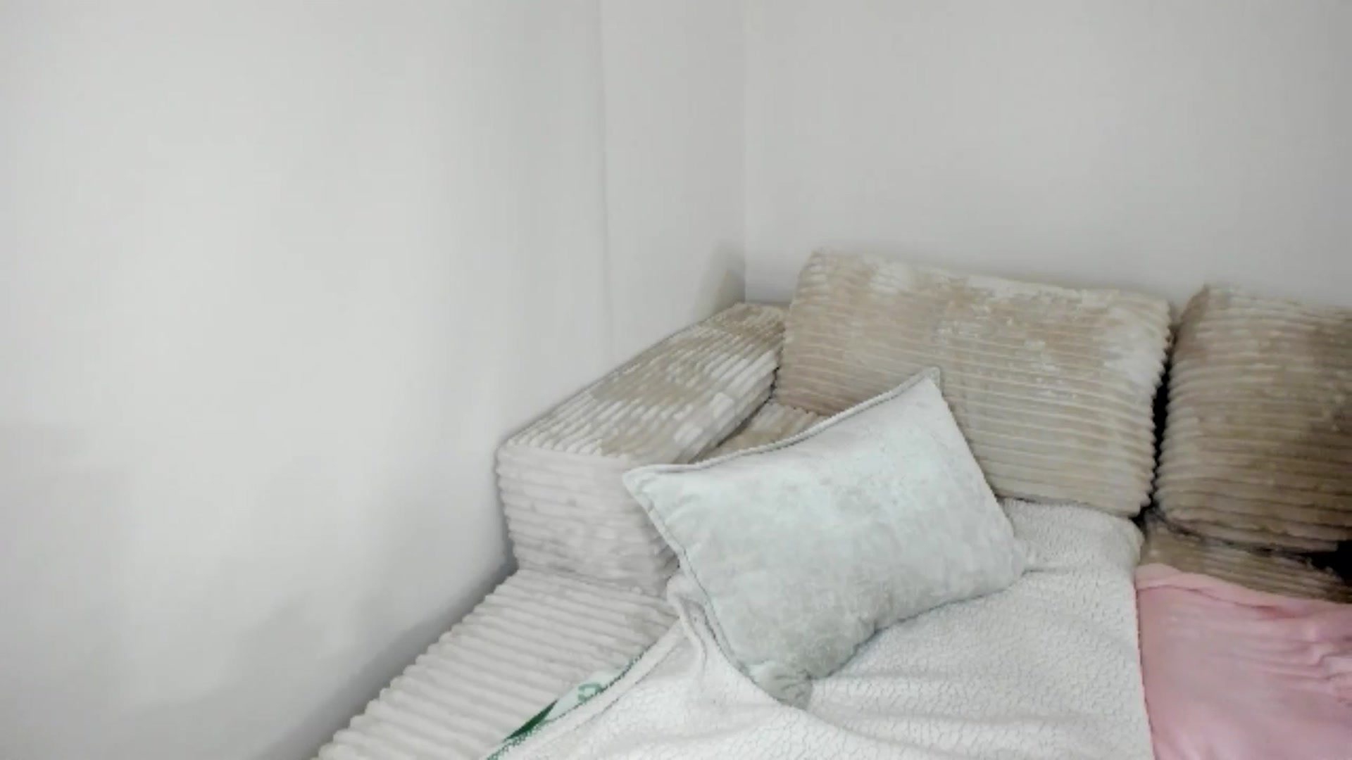 Gallery image thumbnail from Goddess_Jaz's myfreecams stream on, 04/20/2025, 05:25 image 17 of 20
