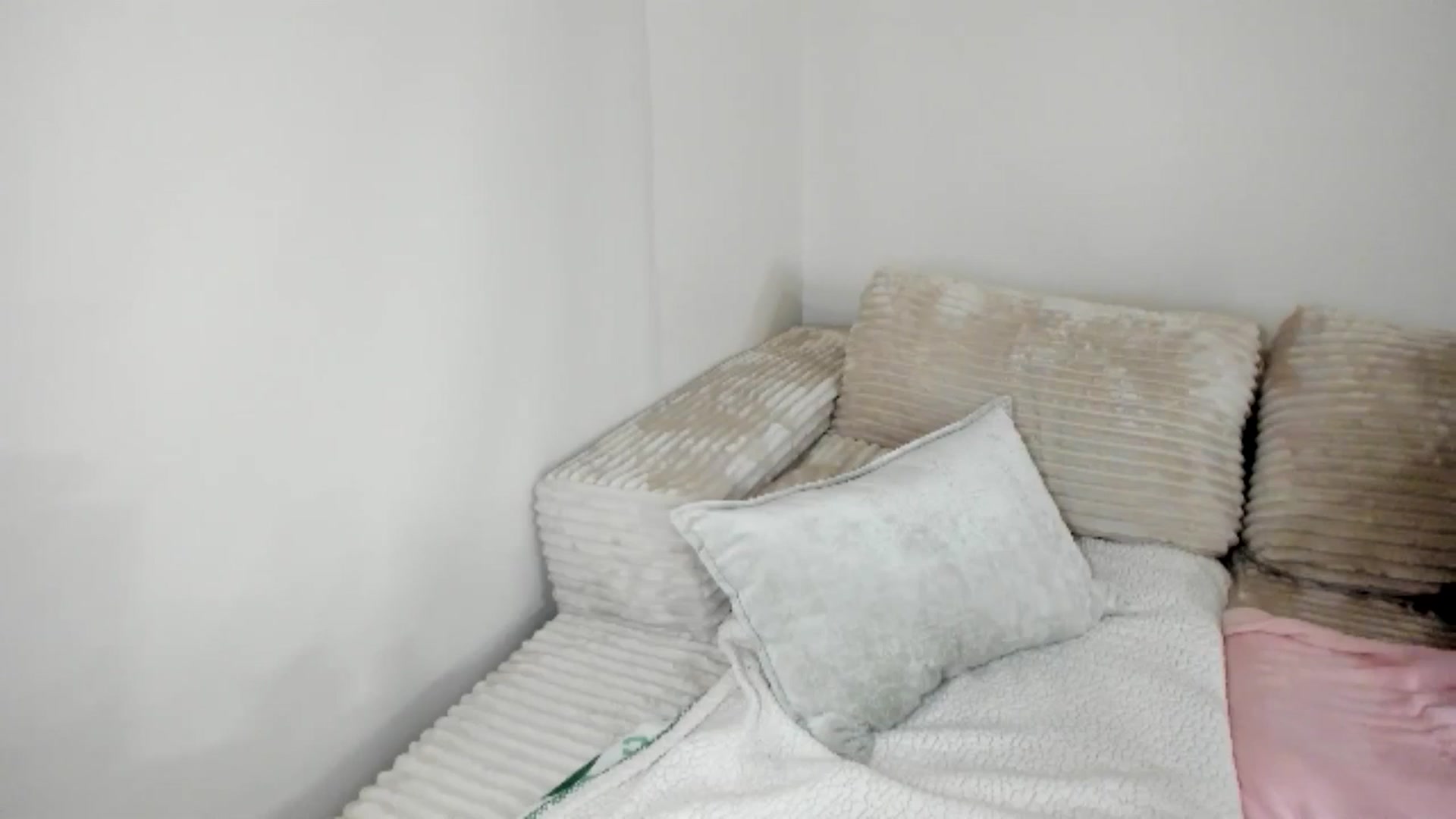 Gallery image thumbnail from Goddess_Jaz's myfreecams stream on, 04/20/2025, 05:25 image 18 of 20