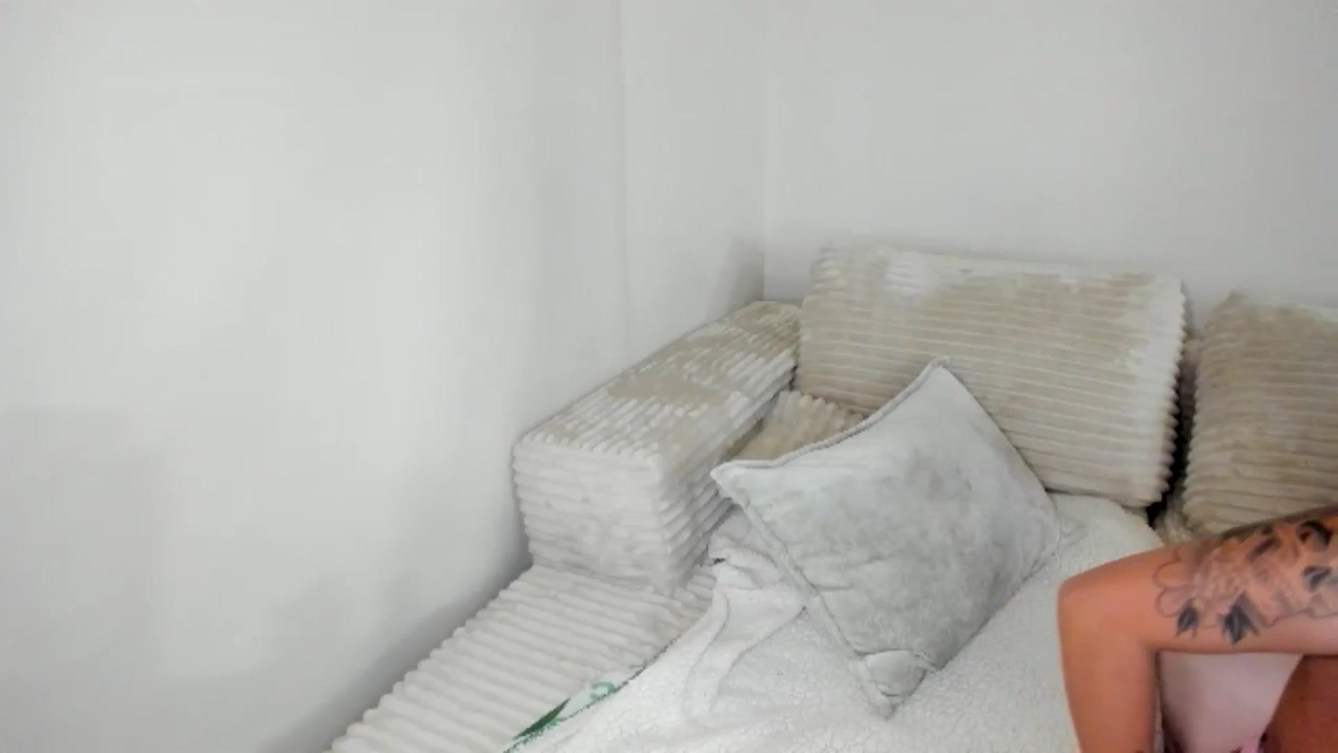 Gallery image thumbnail from Goddess_Jaz's myfreecams stream on, 04/20/2025, 05:25 image 9 of 20