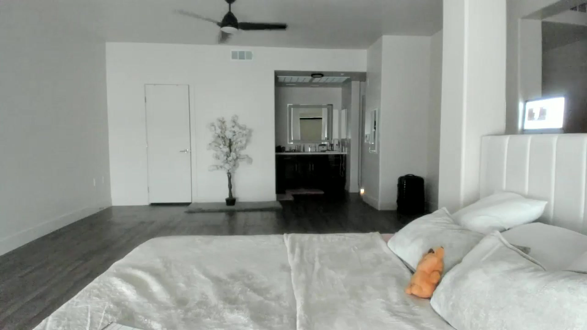 Gallery image thumbnail from Goddess_Jaz's myfreecams stream on, 04/01/2026, 24:15 image 15 of 20