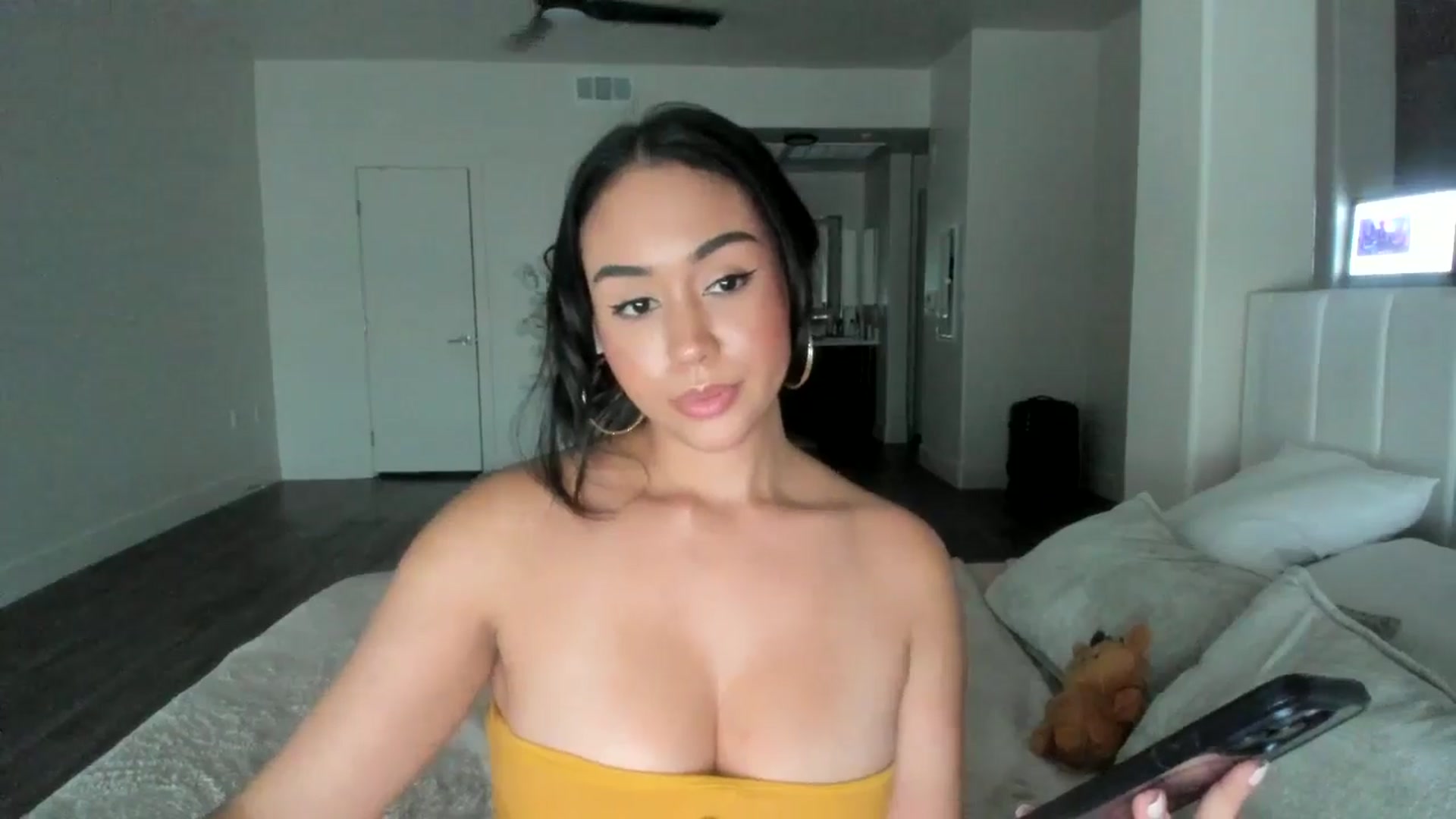 Gallery image thumbnail from Goddess_Jaz's myfreecams stream on, 04/01/2026, 24:59 image 18 of 20