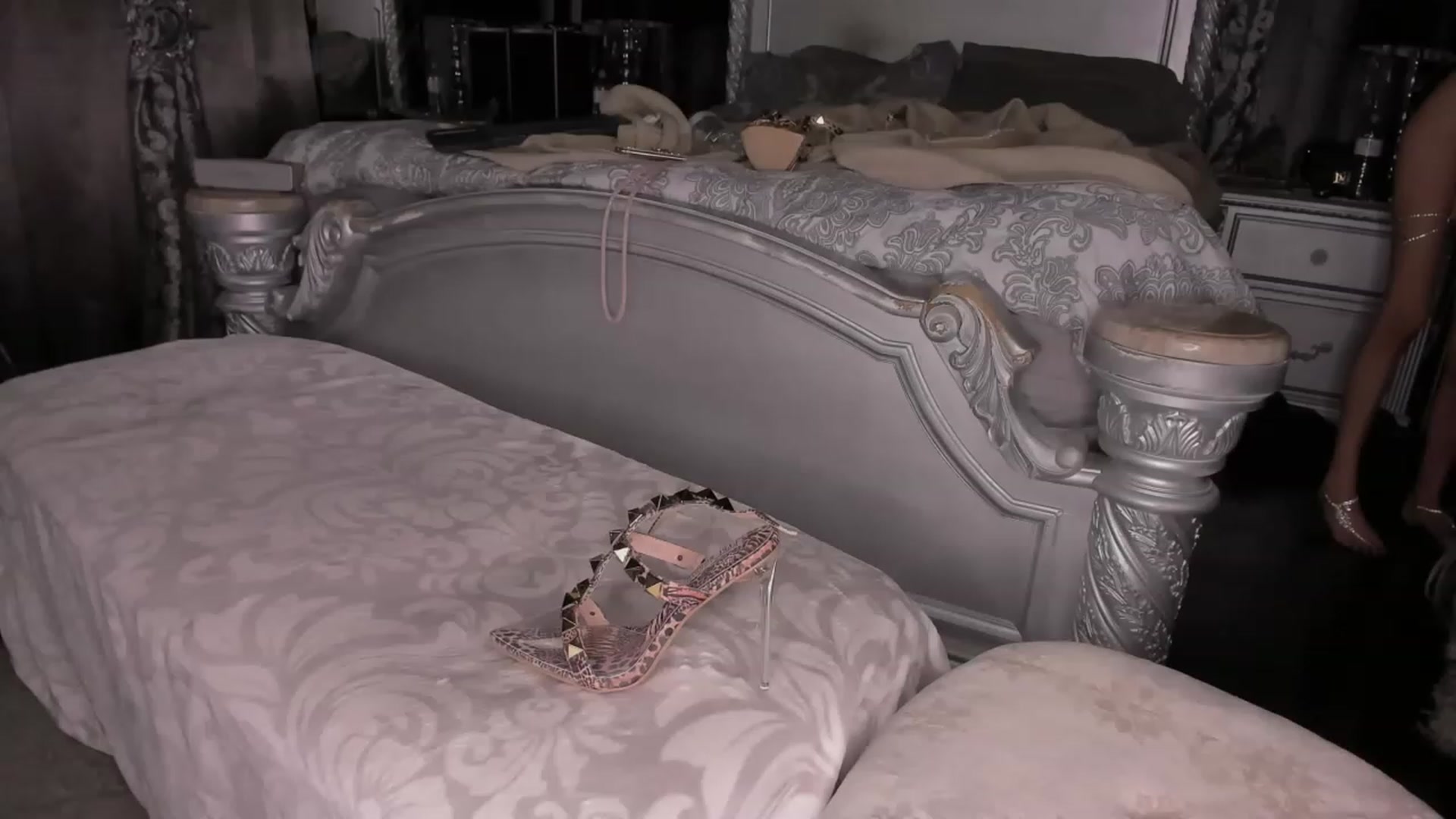 Gallery image thumbnail from Goddesslilah's myfreecams stream on, 12/19/2022, 14:41 image 10 of 20
