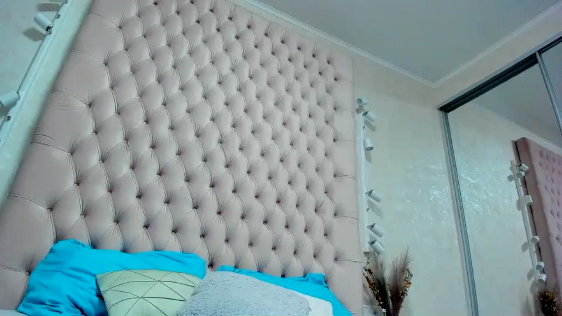 Gallery image thumbnail from GoldenGirl___'s myfreecams stream on, 10/07/2024, 12:56 image 7 of 20