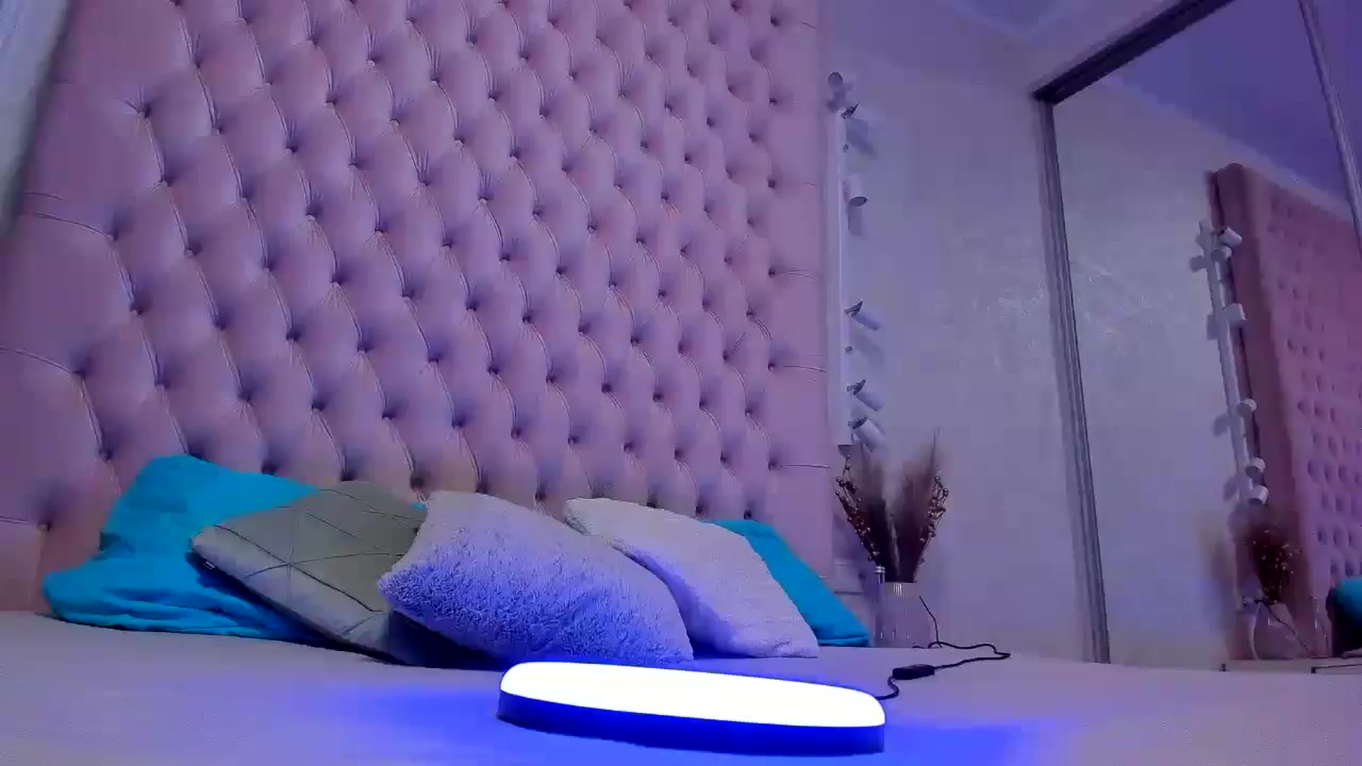 Gallery image thumbnail from GoldenGirl___'s myfreecams stream on, 10/11/2024, 13:16 image 19 of 20