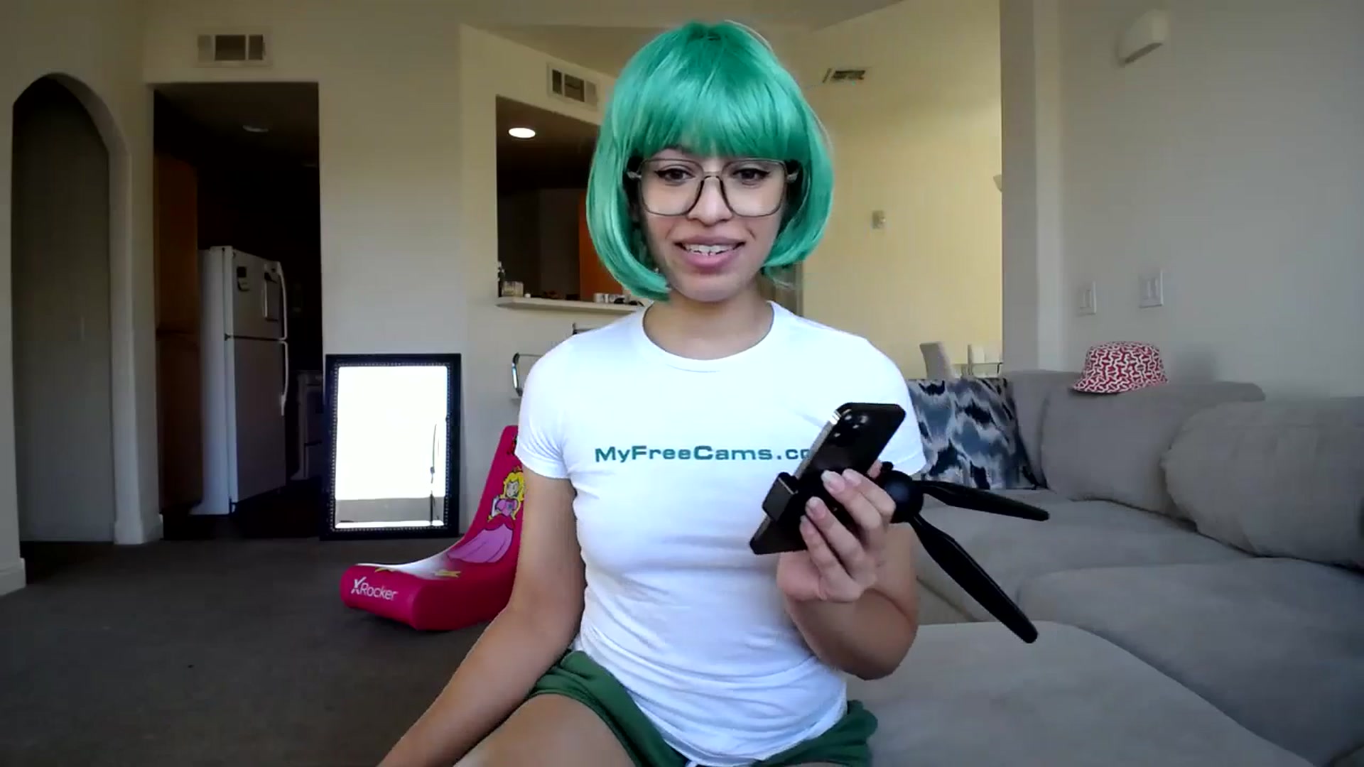 Gallery image thumbnail from GoldenKittee's myfreecams stream on, 07/02/2023, 19:19 image 2 of 20