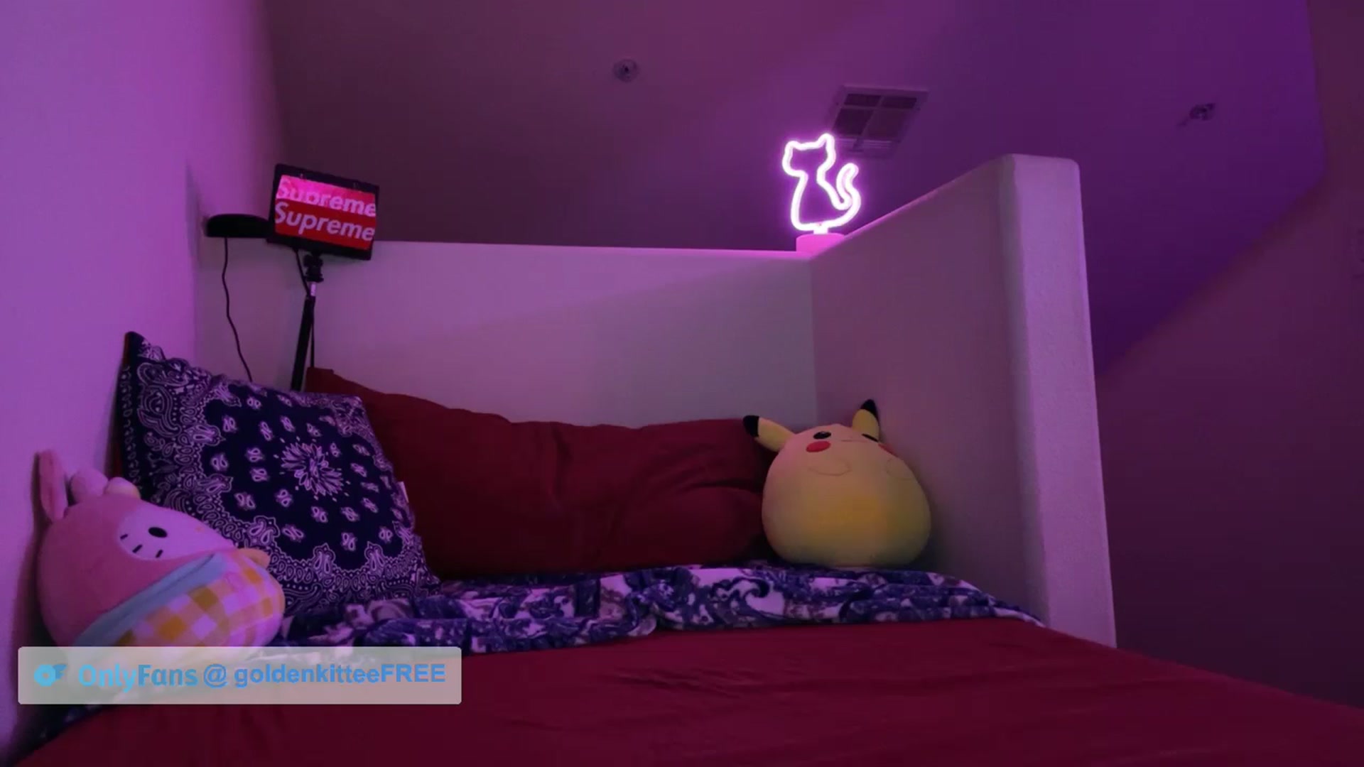 Gallery image thumbnail from GoldenKittee's myfreecams stream on, 07/15/2023, 08:45 image 16 of 20