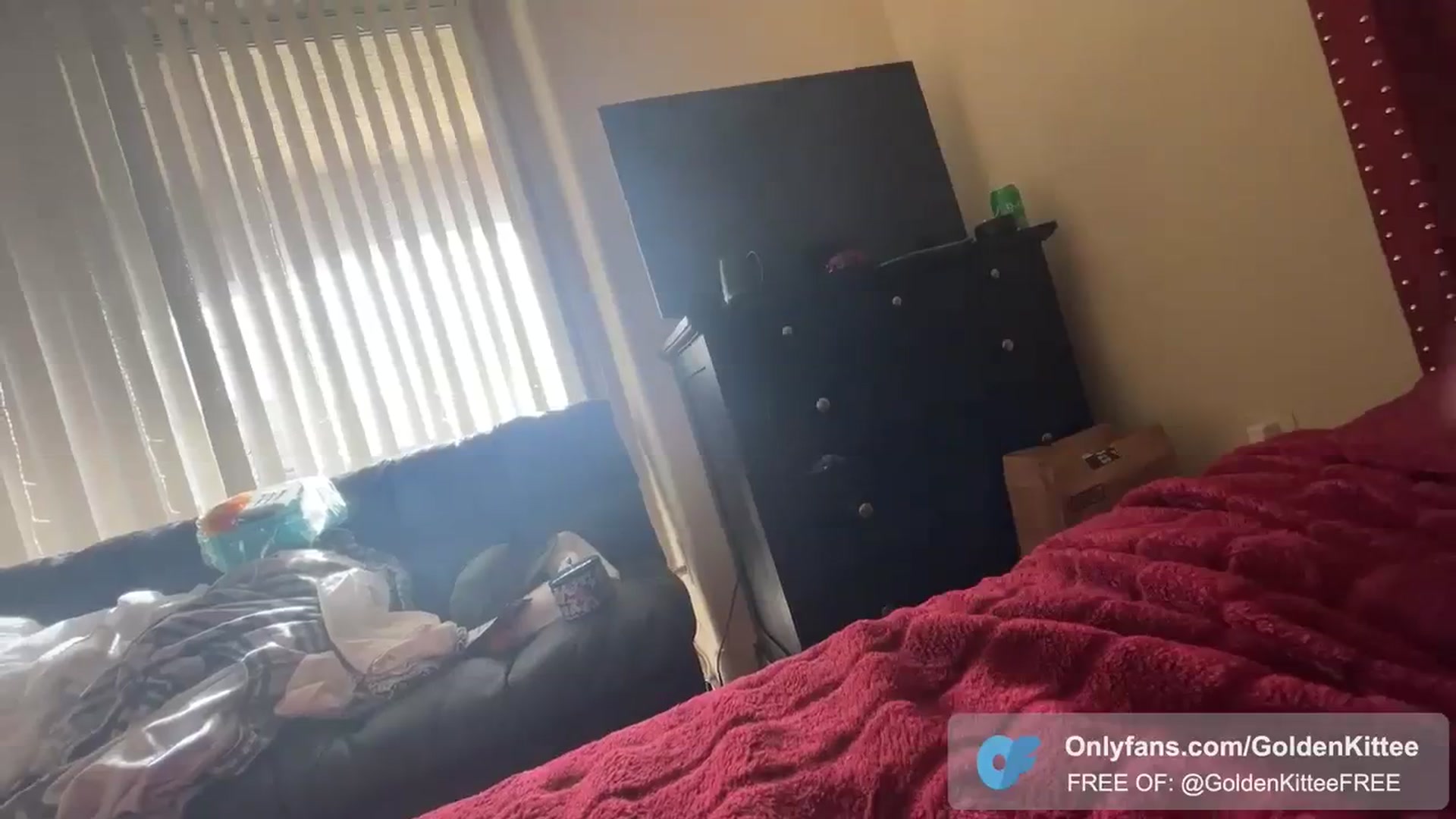 Gallery image thumbnail from GoldenKittee's myfreecams stream on, 12/31/2023, 21:04 image 17 of 20