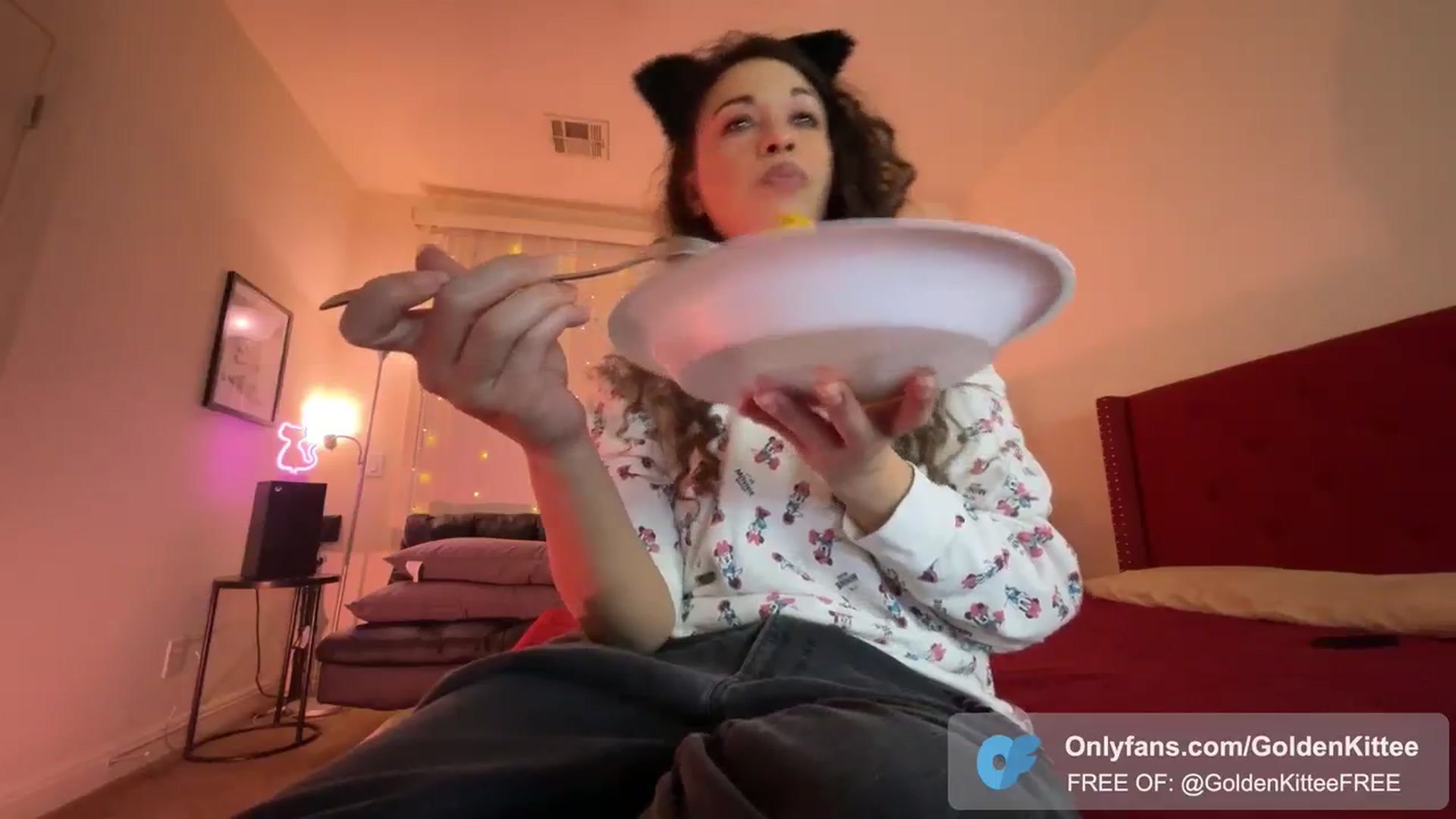 Gallery image thumbnail from GoldenKittee's myfreecams stream on, 02/05/2024, 03:19 image 6 of 20