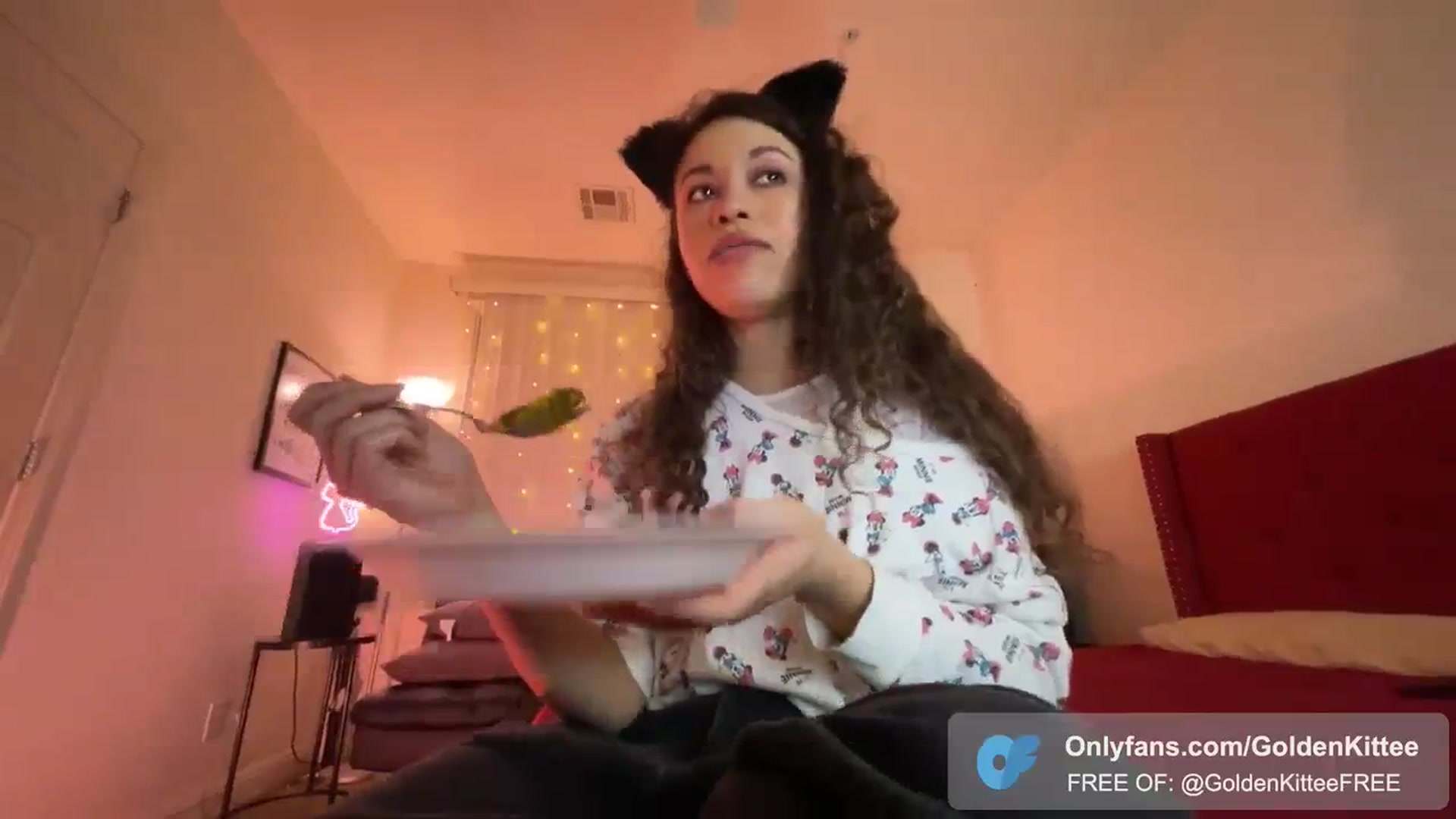 Gallery image thumbnail from GoldenKittee's myfreecams stream on, 02/05/2024, 03:19 image 7 of 20