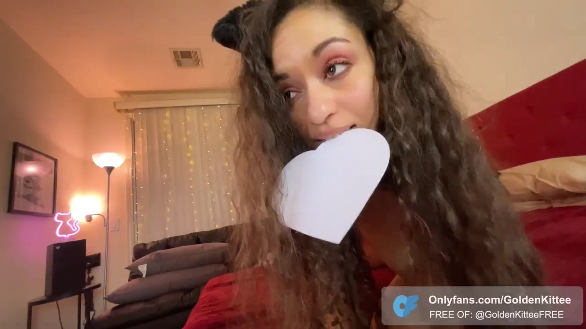 Gallery image thumbnail from GoldenKittee's myfreecams stream on, 02/05/2024, 08:22 image 19 of 20