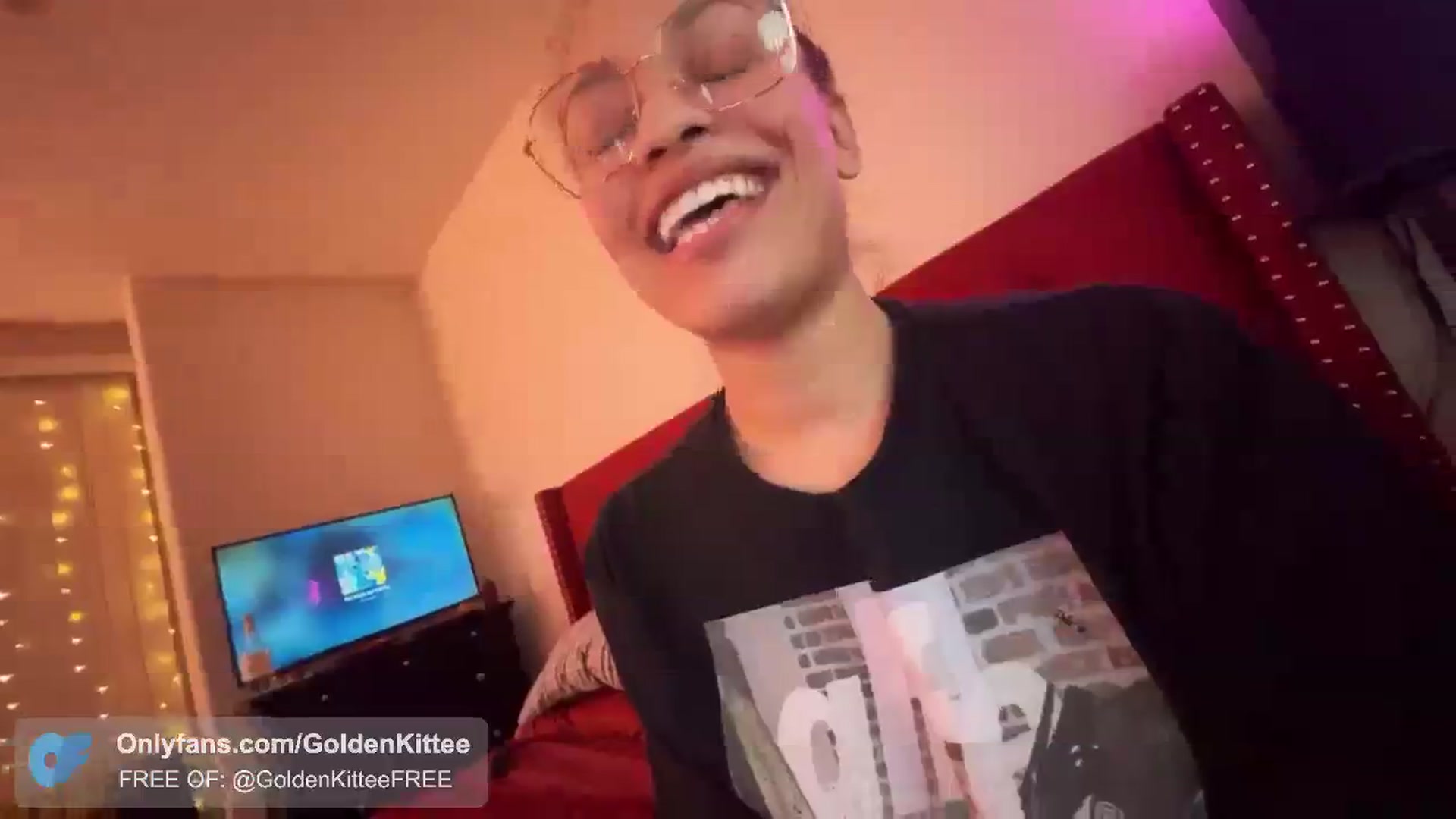 Gallery image thumbnail from GoldenKittee's myfreecams stream on, 03/15/2024, 05:20 image 16 of 20