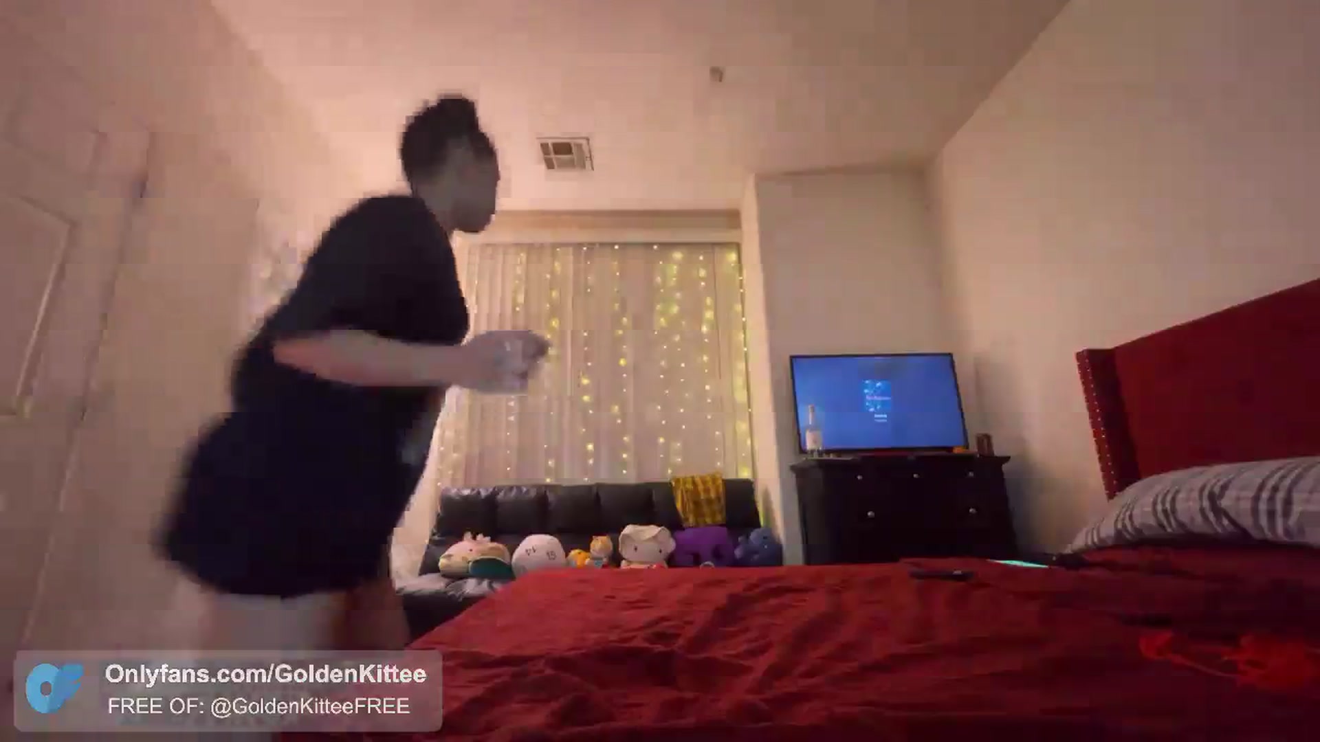 Gallery image thumbnail from GoldenKittee's myfreecams stream on, 03/15/2024, 05:20 image 7 of 20