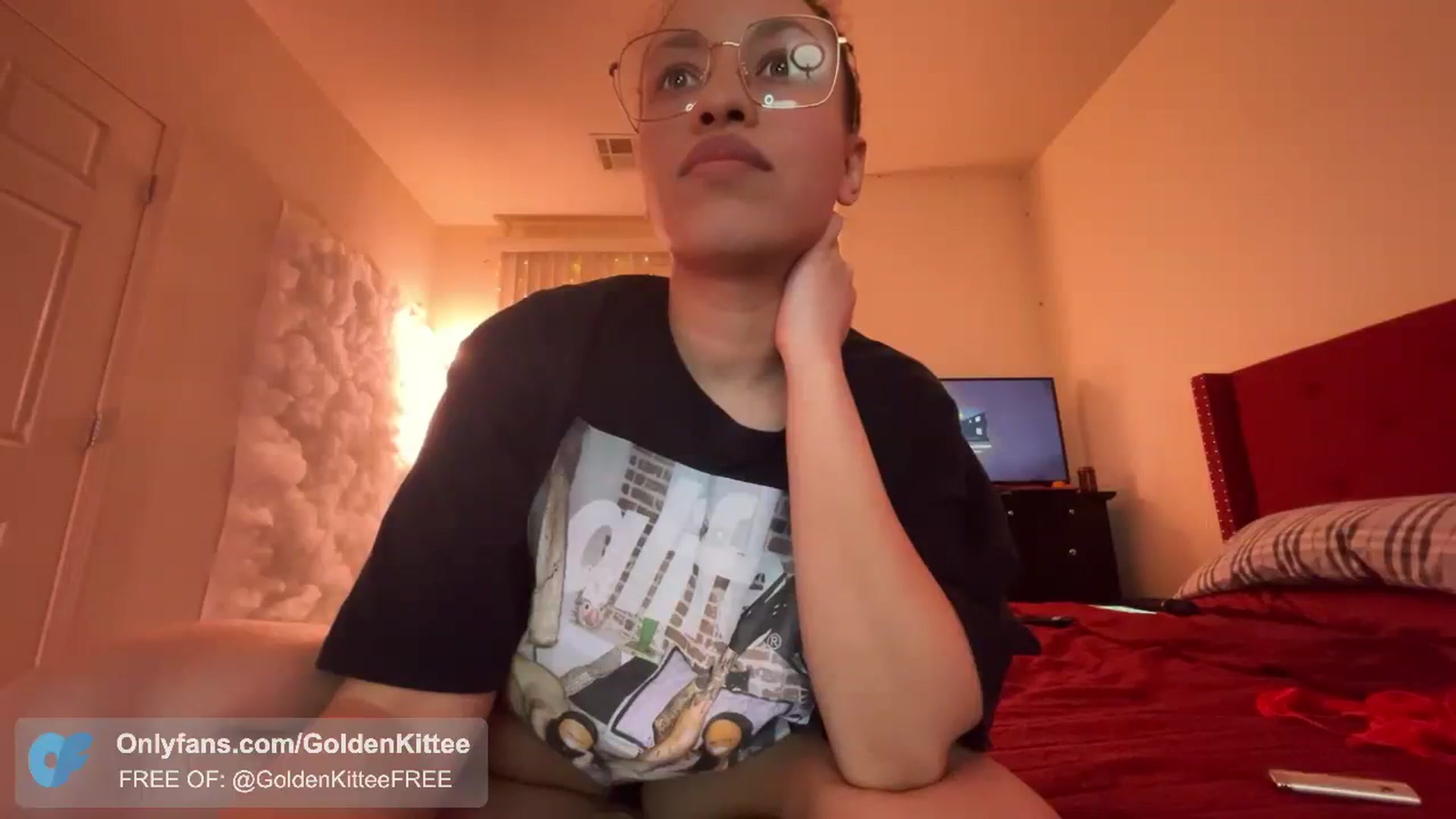 Gallery image thumbnail from GoldenKittee's myfreecams stream on, 03/15/2024, 05:20 image 6 of 20