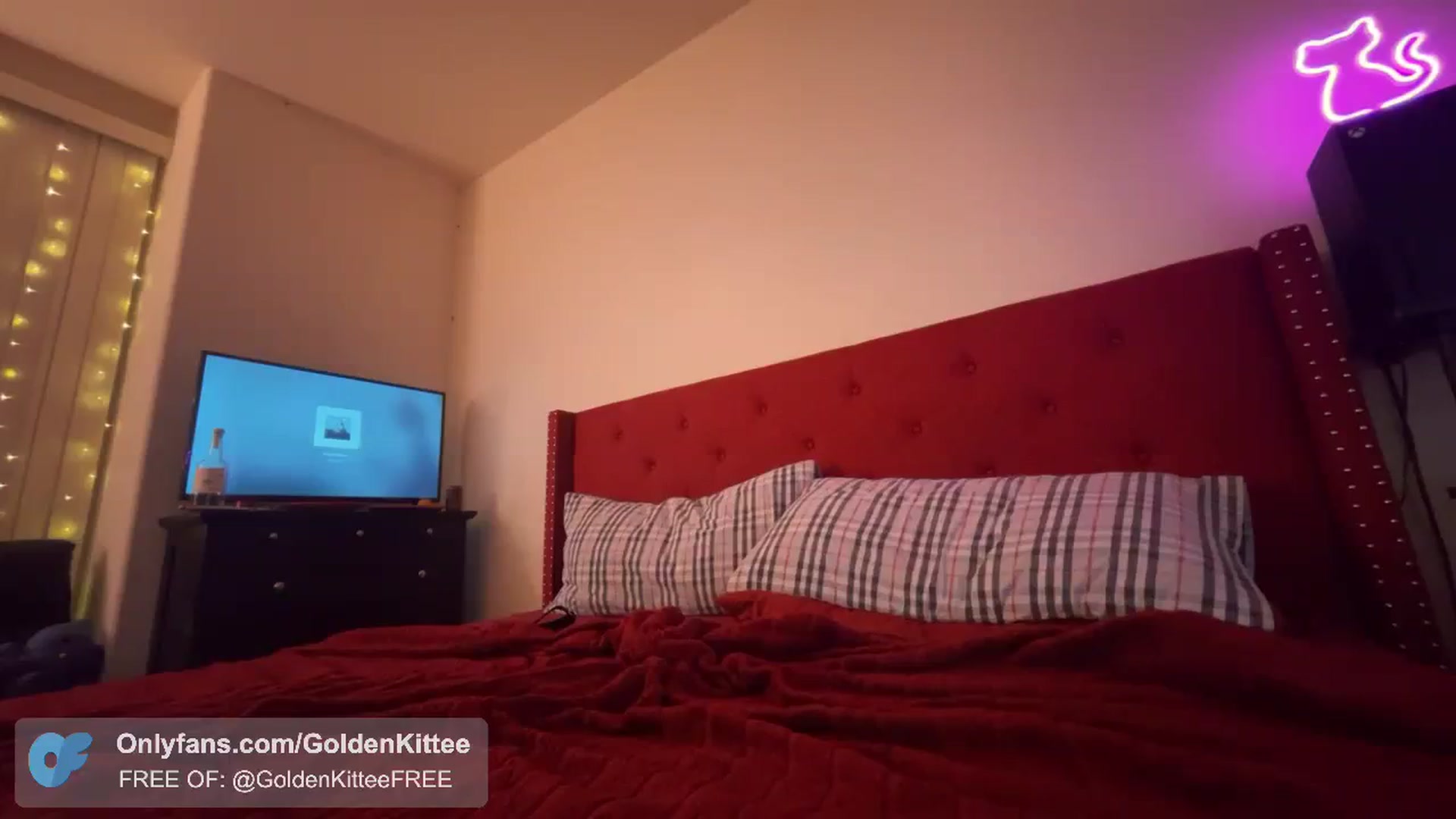 Gallery image thumbnail from GoldenKittee's myfreecams stream on, 03/15/2024, 09:33 image 8 of 20