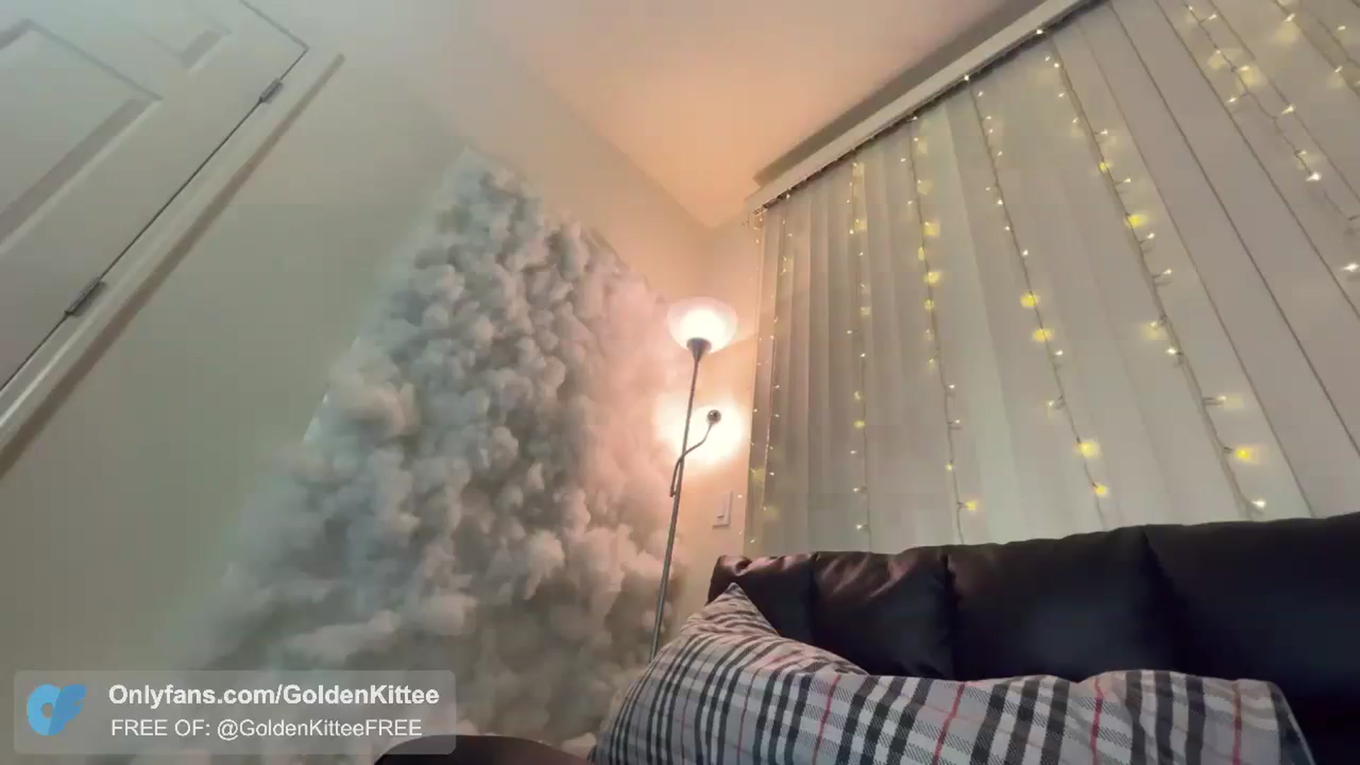 Gallery image thumbnail from GoldenKittee's myfreecams stream on, 03/15/2024, 10:52 image 10 of 20