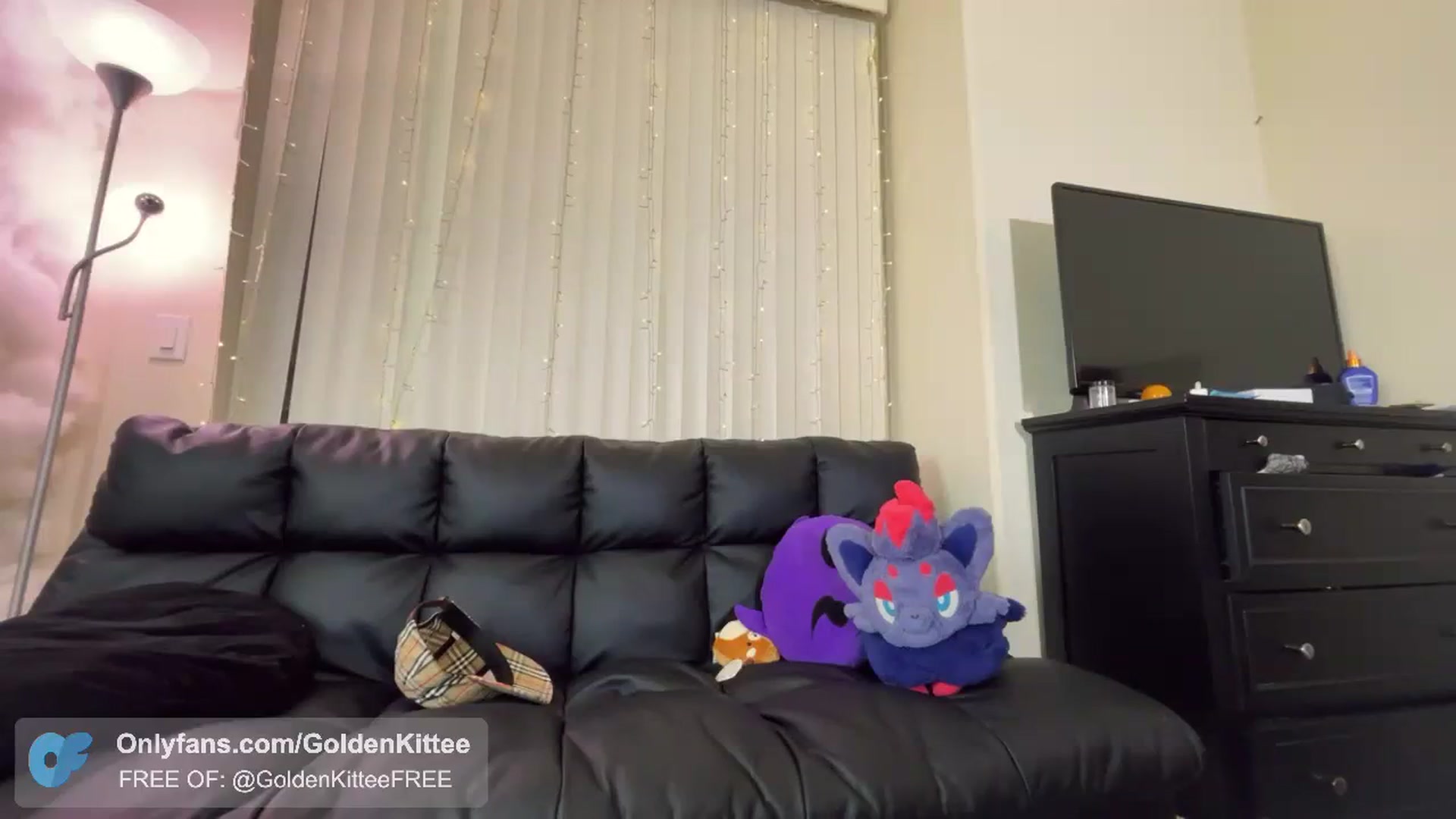Gallery image thumbnail from GoldenKittee's myfreecams stream on, 04/11/2024, 03:18 image 8 of 20