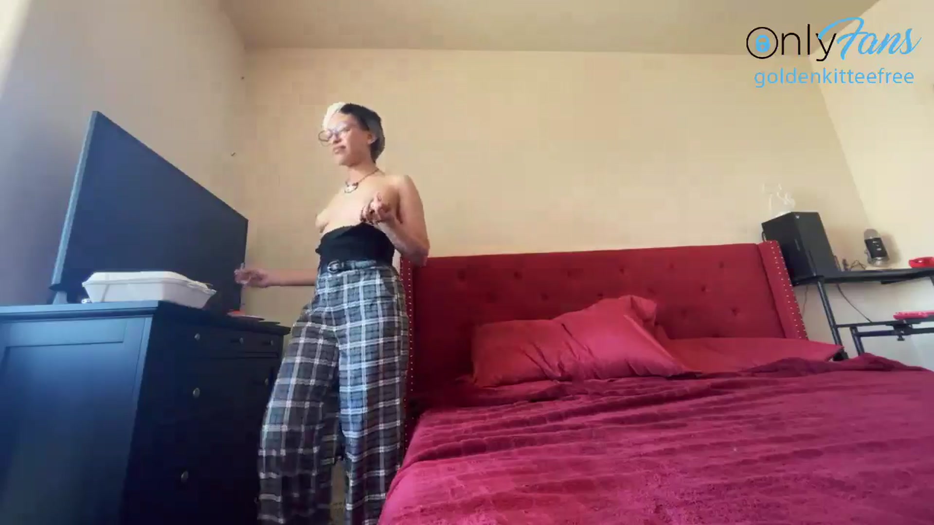 Gallery image thumbnail from GoldenKittee's myfreecams stream on, 04/28/2024, 23:39 image 3 of 20