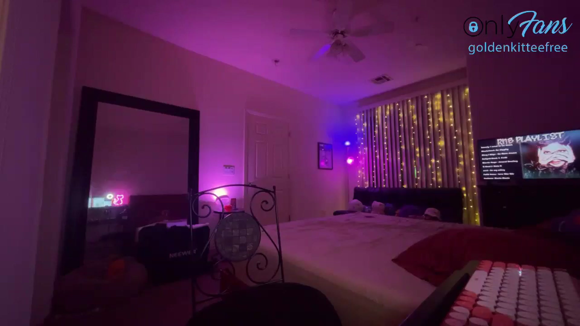 Gallery image thumbnail from GoldenKittee's myfreecams stream on, 05/03/2024, 10:05 image 11 of 20